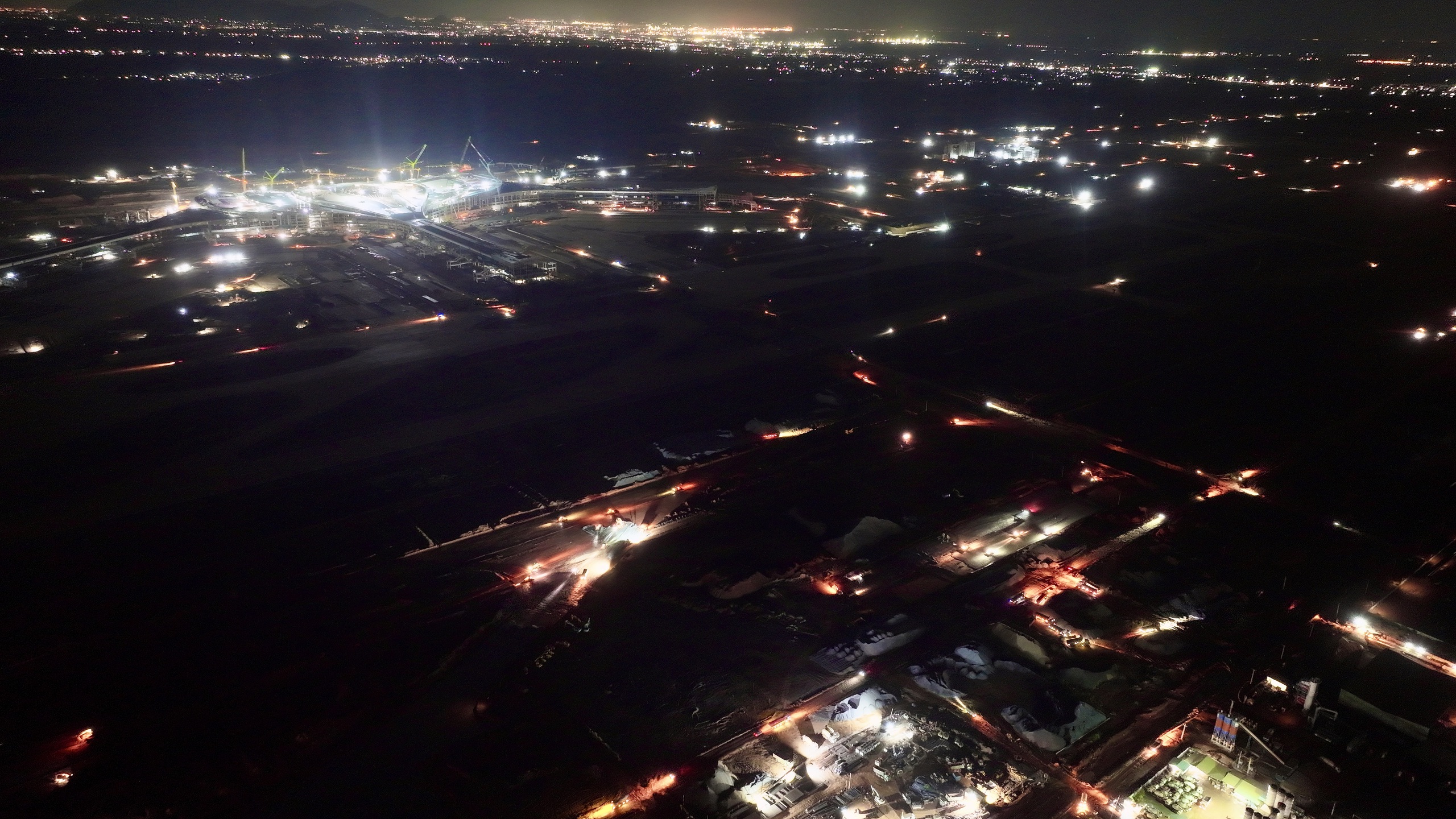 Trắng đêm đua tiến độ ở đại công trường tỷ đô sân bay Long Thành- Ảnh 1. Trắng đêm đua tiến độ ở đại công trường tỷ đô sân bay Long Thành- Ảnh 1.