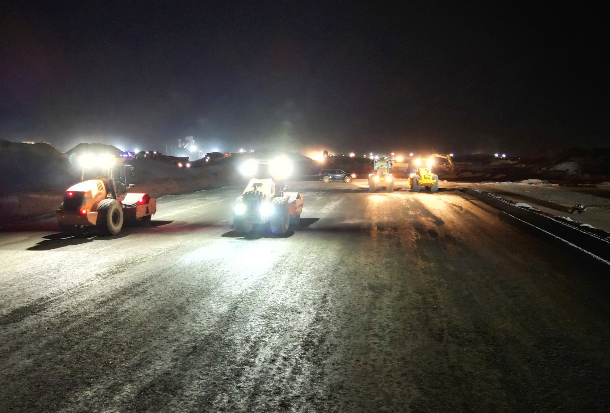 Trắng đêm đua tiến độ ở đại công trường tỷ đô sân bay Long Thành- Ảnh 13. Trắng đêm đua tiến độ ở đại công trường tỷ đô sân bay Long Thành- Ảnh 13.