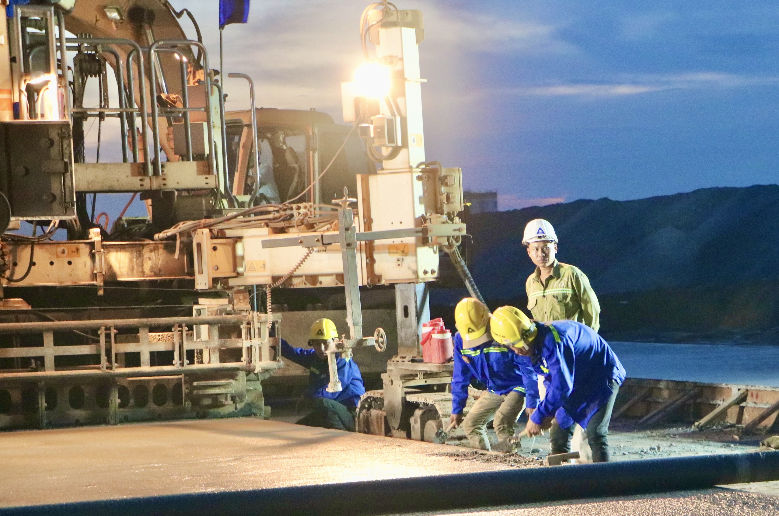 Trắng đêm đua tiến độ ở đại công trường tỷ đô sân bay Long Thành- Ảnh 5. Trắng đêm đua tiến độ ở đại công trường tỷ đô sân bay Long Thành- Ảnh 5.