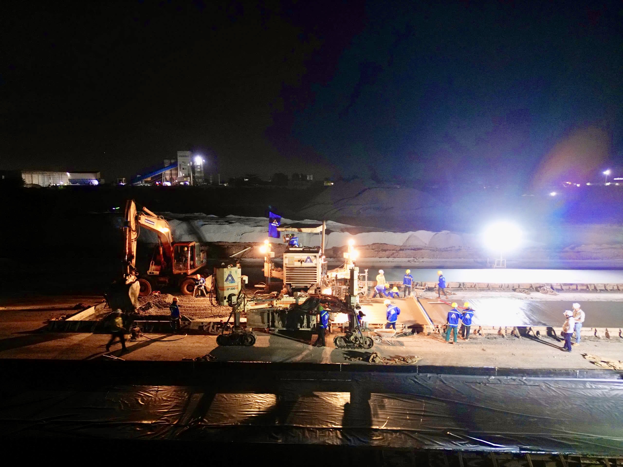 Trắng đêm đua tiến độ ở đại công trường tỷ đô sân bay Long Thành- Ảnh 6. Trắng đêm đua tiến độ ở đại công trường tỷ đô sân bay Long Thành- Ảnh 6.