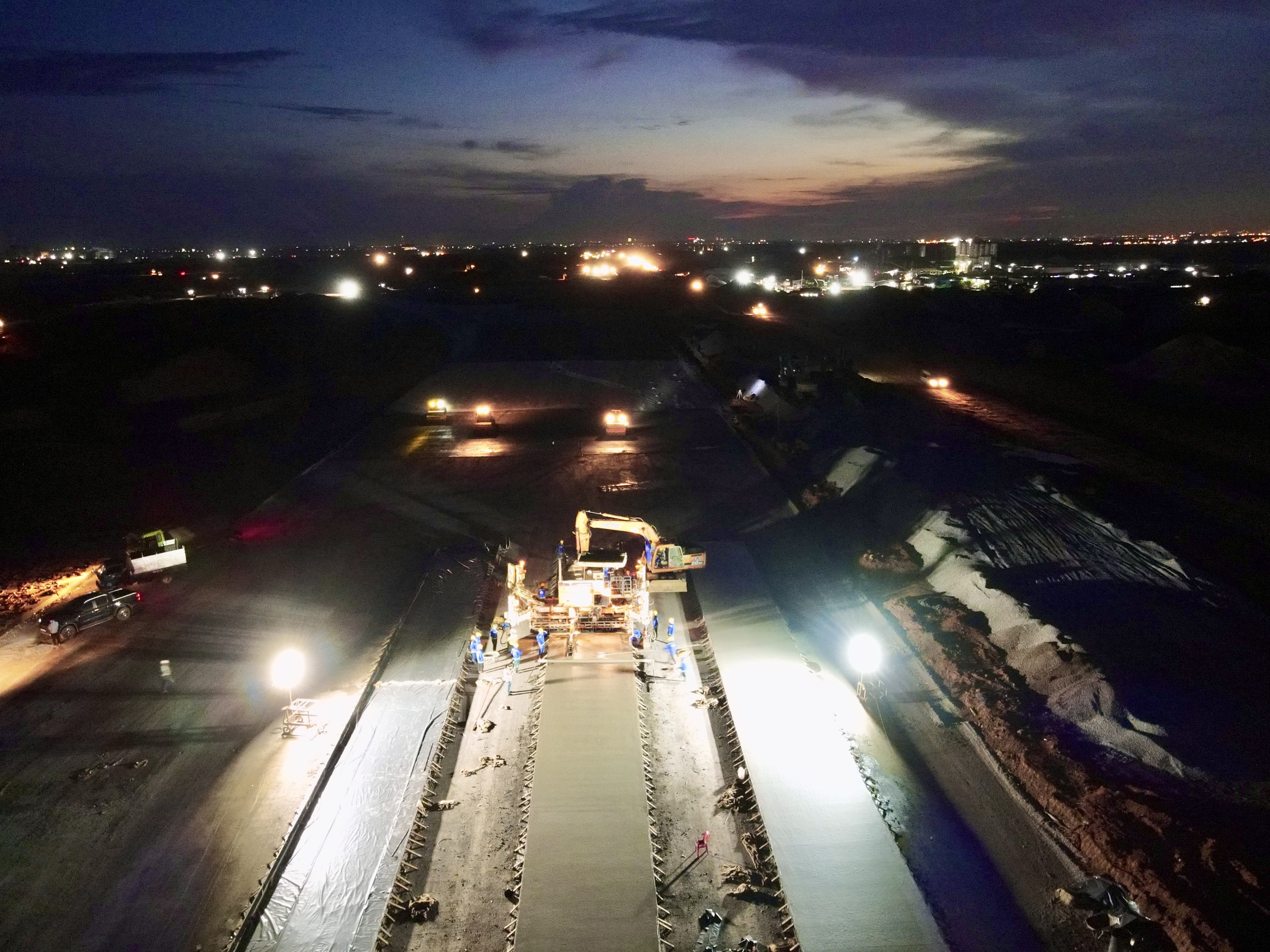 Trắng đêm đua tiến độ ở đại công trường tỷ đô sân bay Long Thành- Ảnh 4. Trắng đêm đua tiến độ ở đại công trường tỷ đô sân bay Long Thành- Ảnh 4.