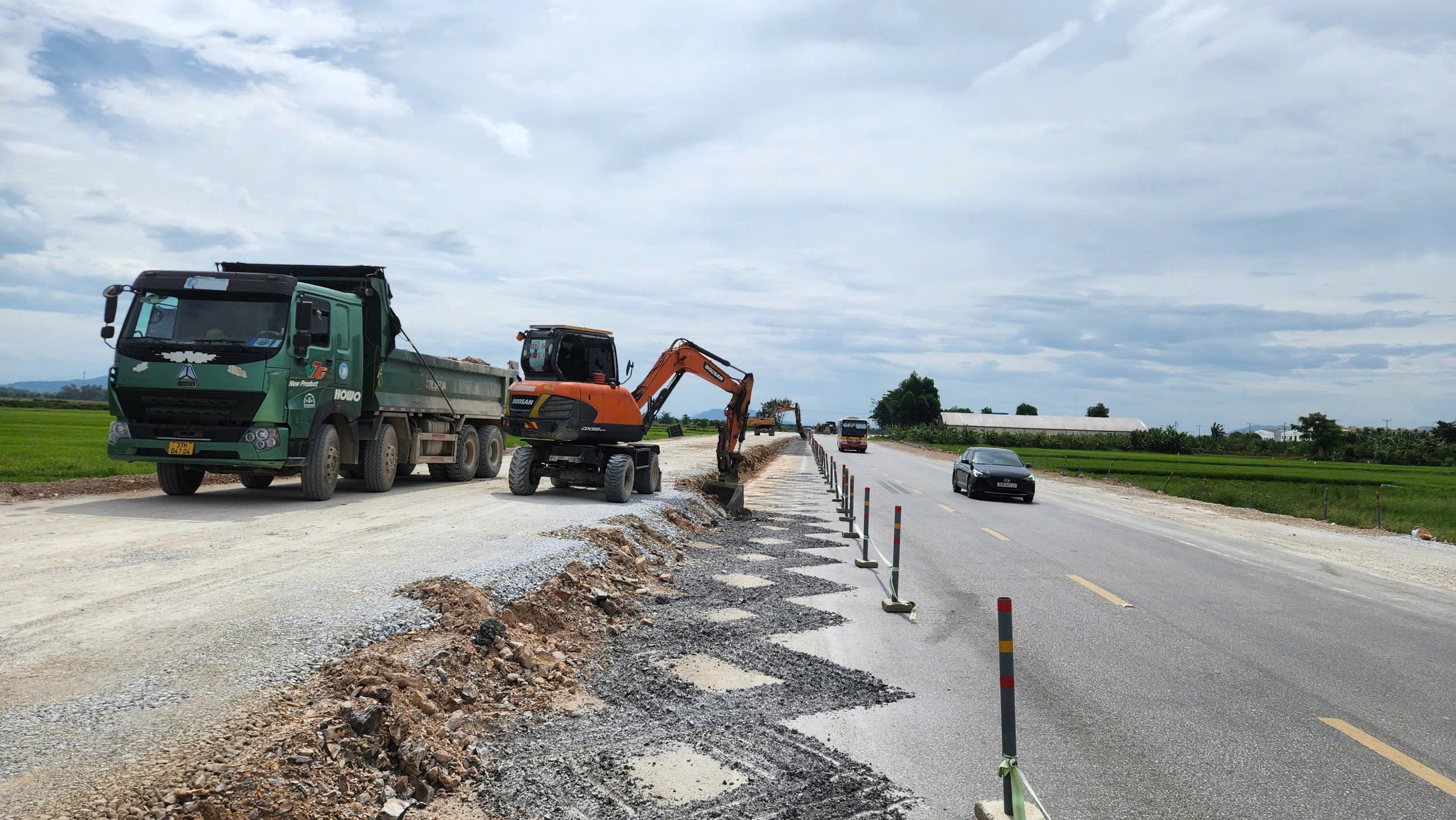 Xem xét dừng thực hiện dự án nâng cấp QL46 nếu chậm bàn giao mặt bằng- Ảnh 1. Xem xét dừng thực hiện dự án nâng cấp QL46 nếu chậm bàn giao mặt bằng- Ảnh 1.