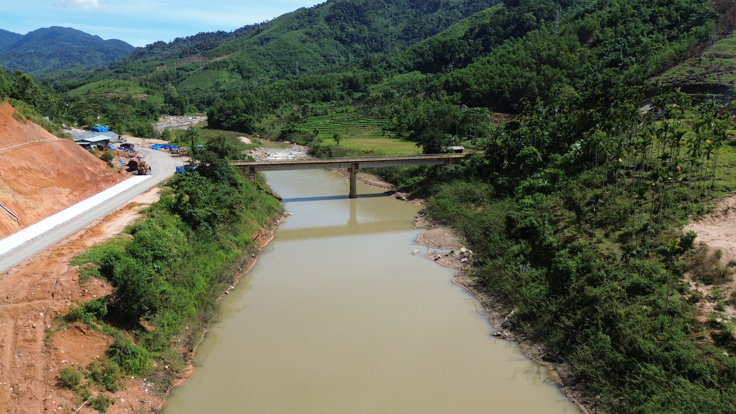 Quảng Ng&atilde;i cần đầu tư n&acirc;ng cấp 5km đường kết nối 2 tỉnh lộ 623 v&agrave; 676- Ảnh 1.