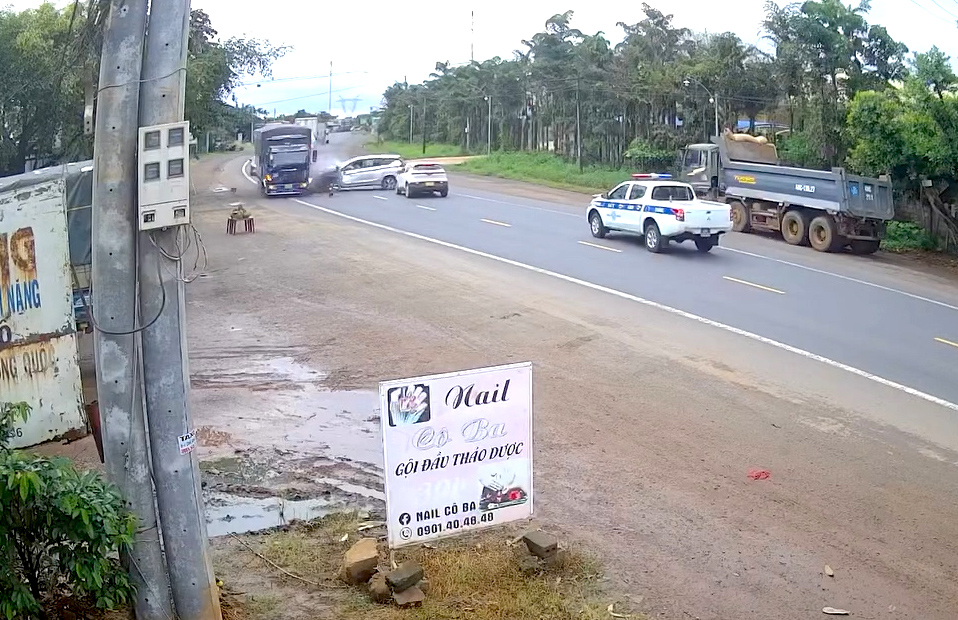 &Ocirc; t&ocirc; lao sang l&agrave;n đường ngược chiều, g&acirc;y tai nạn li&ecirc;n ho&agrave;n ở L&acirc;m Đồng- Ảnh 2.