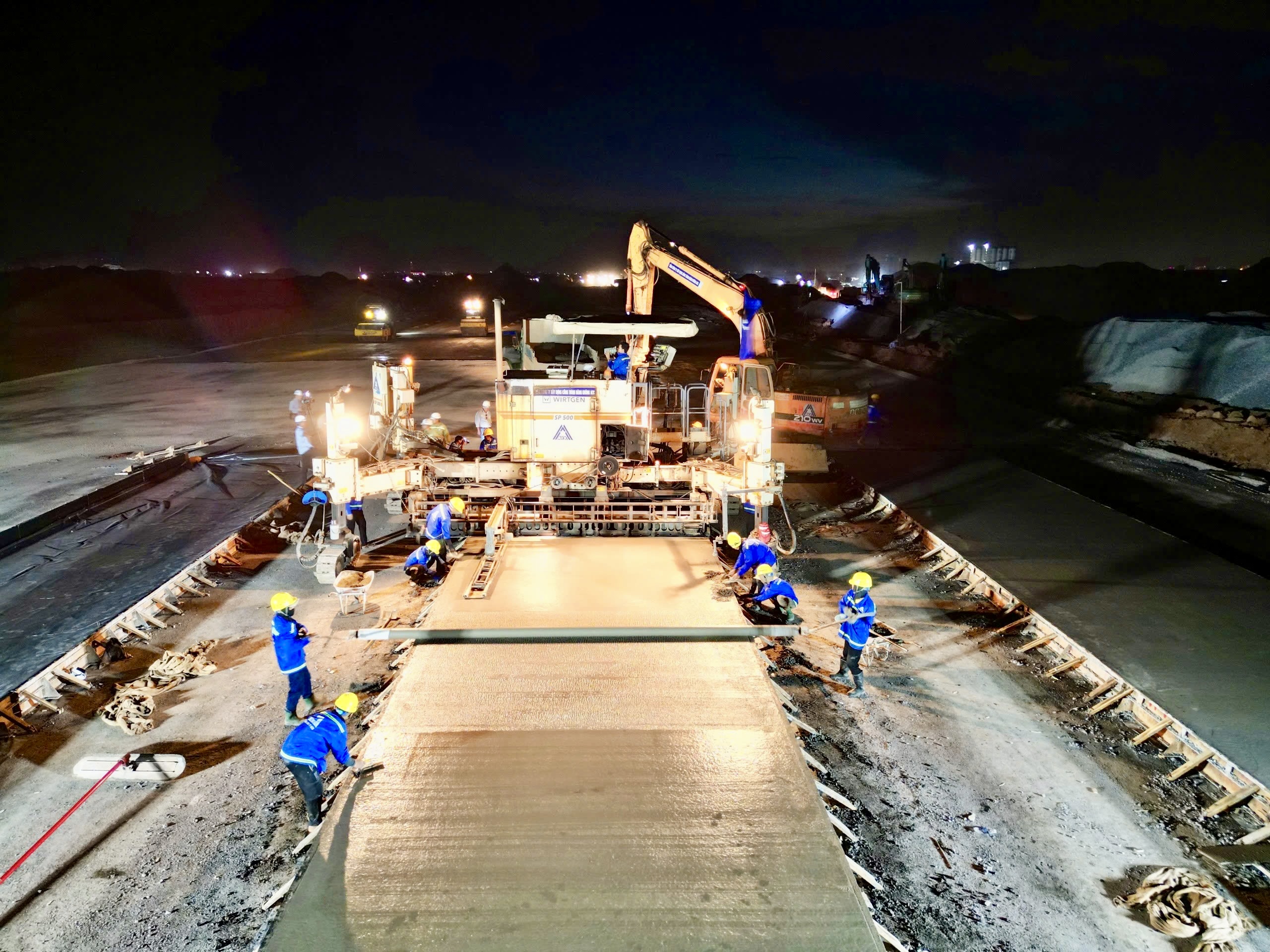 Trắng đêm đua tiến độ ở đại công trường tỷ đô sân bay Long Thành- Ảnh 3. Trắng đêm đua tiến độ ở đại công trường tỷ đô sân bay Long Thành- Ảnh 3.