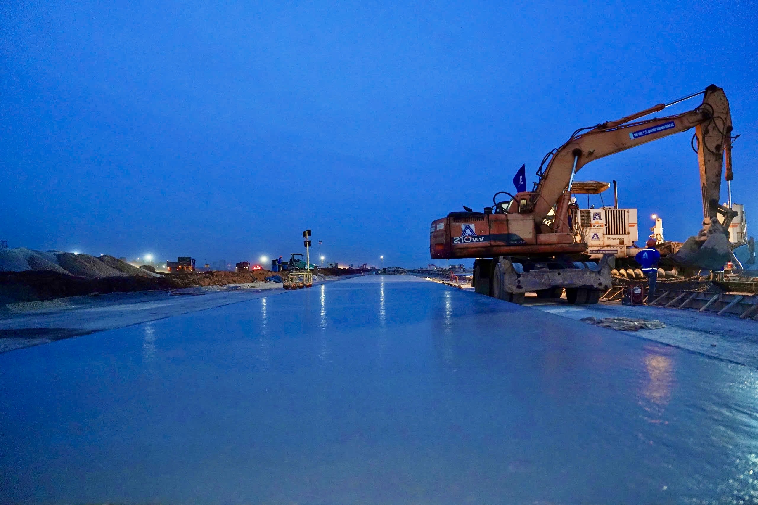 Trắng đêm đua tiến độ ở đại công trường tỷ đô sân bay Long Thành- Ảnh 18. Trắng đêm đua tiến độ ở đại công trường tỷ đô sân bay Long Thành- Ảnh 18.