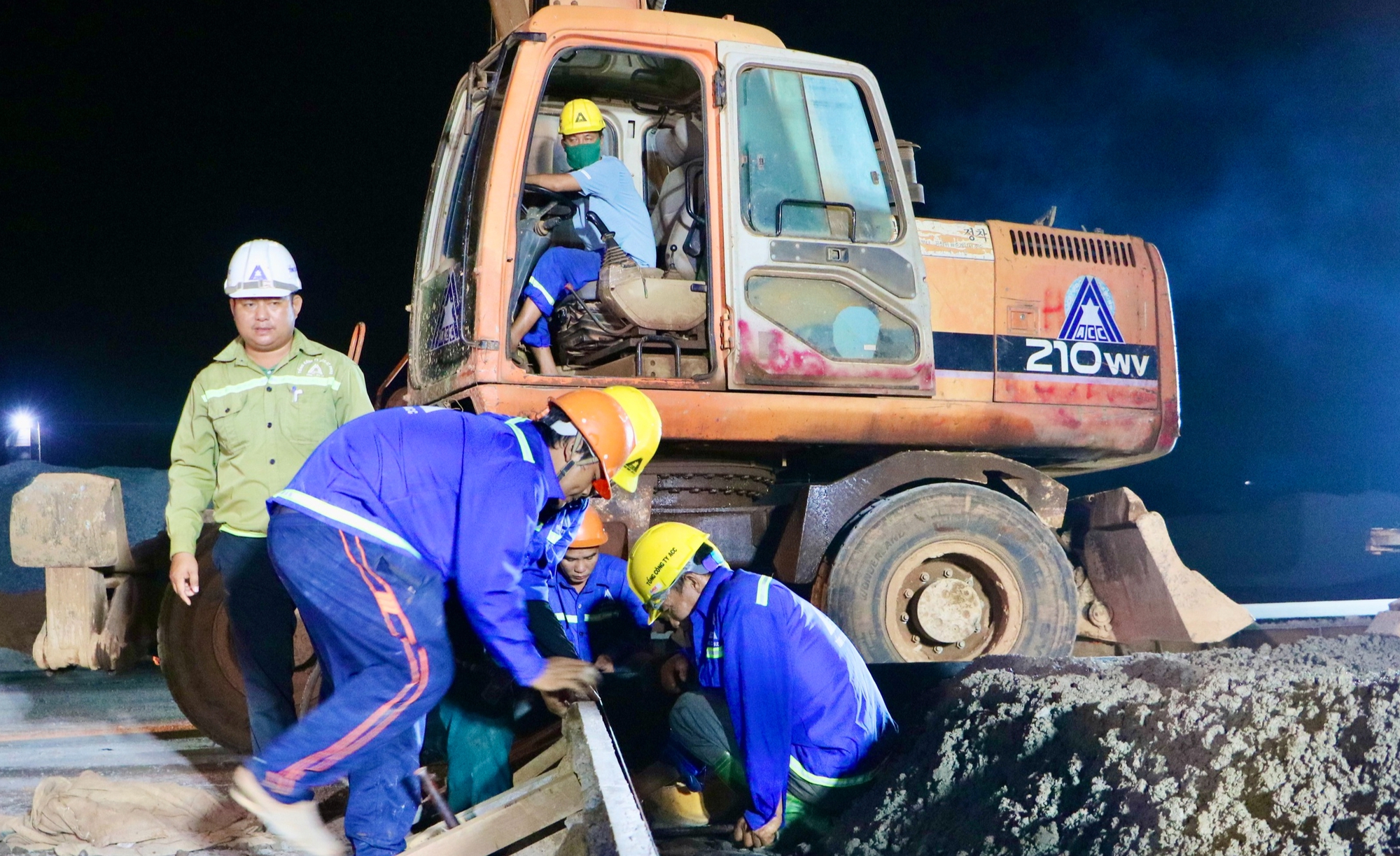 Trắng đêm đua tiến độ ở đại công trường tỷ đô sân bay Long Thành- Ảnh 17. Trắng đêm đua tiến độ ở đại công trường tỷ đô sân bay Long Thành- Ảnh 17.