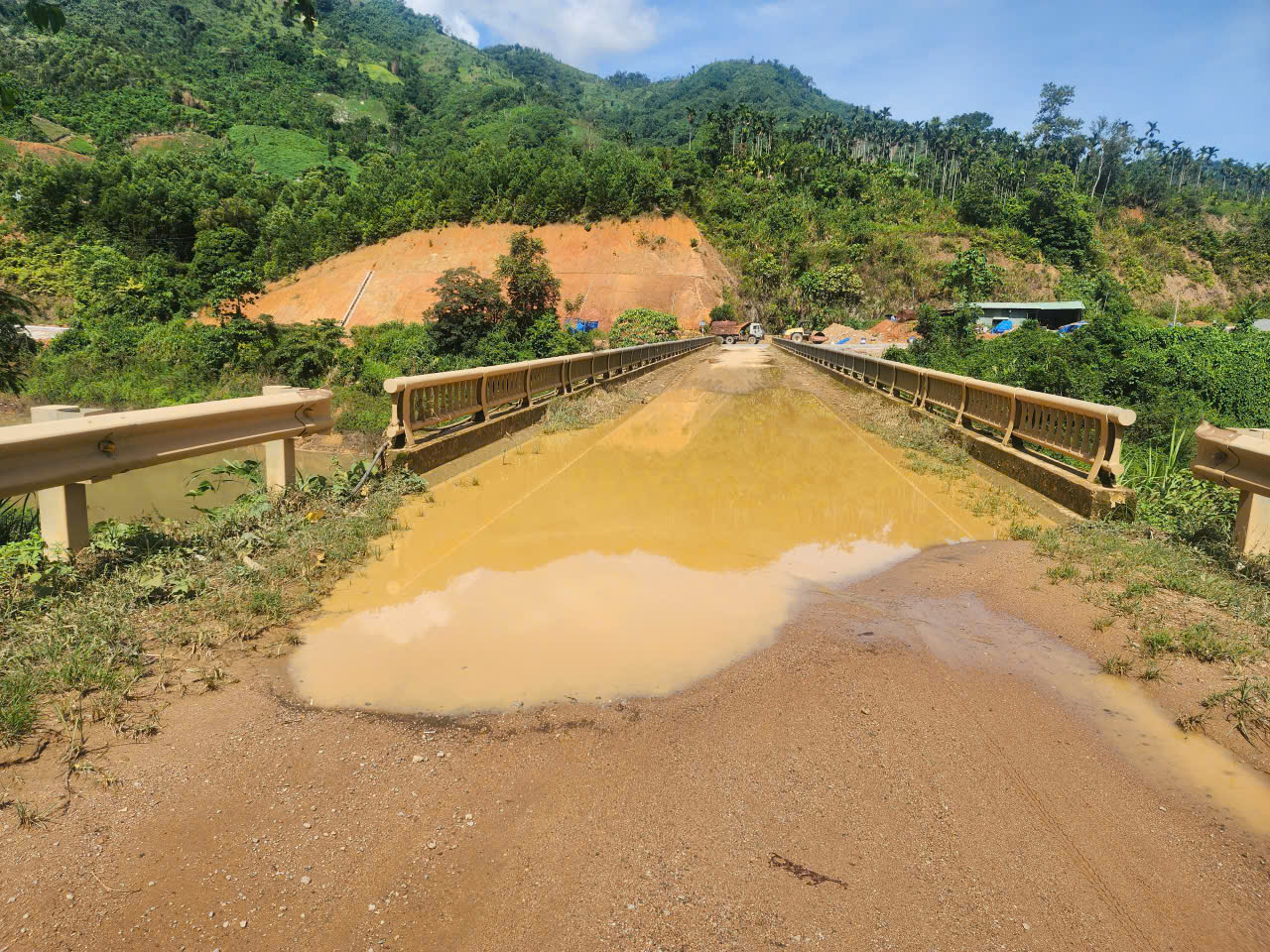 Quảng Ng&atilde;i cần đầu tư n&acirc;ng cấp 5km đường kết nối 2 tỉnh lộ 623 v&agrave; 676- Ảnh 6.