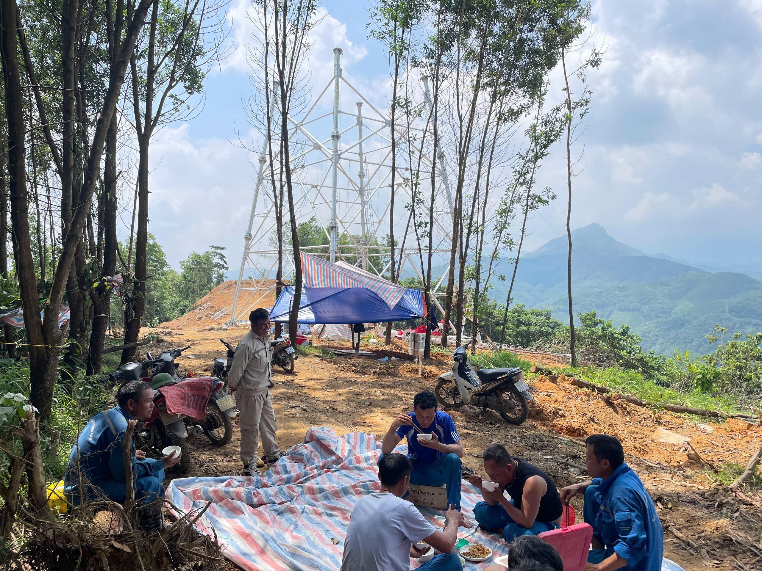 Ăn tr&ecirc;n n&uacute;i, ngủ lại c&ocirc;ng trường chạy đua tiến độ dự &aacute;n 500 kV L&agrave;o Cai - Vĩnh Y&ecirc;n- Ảnh 3.