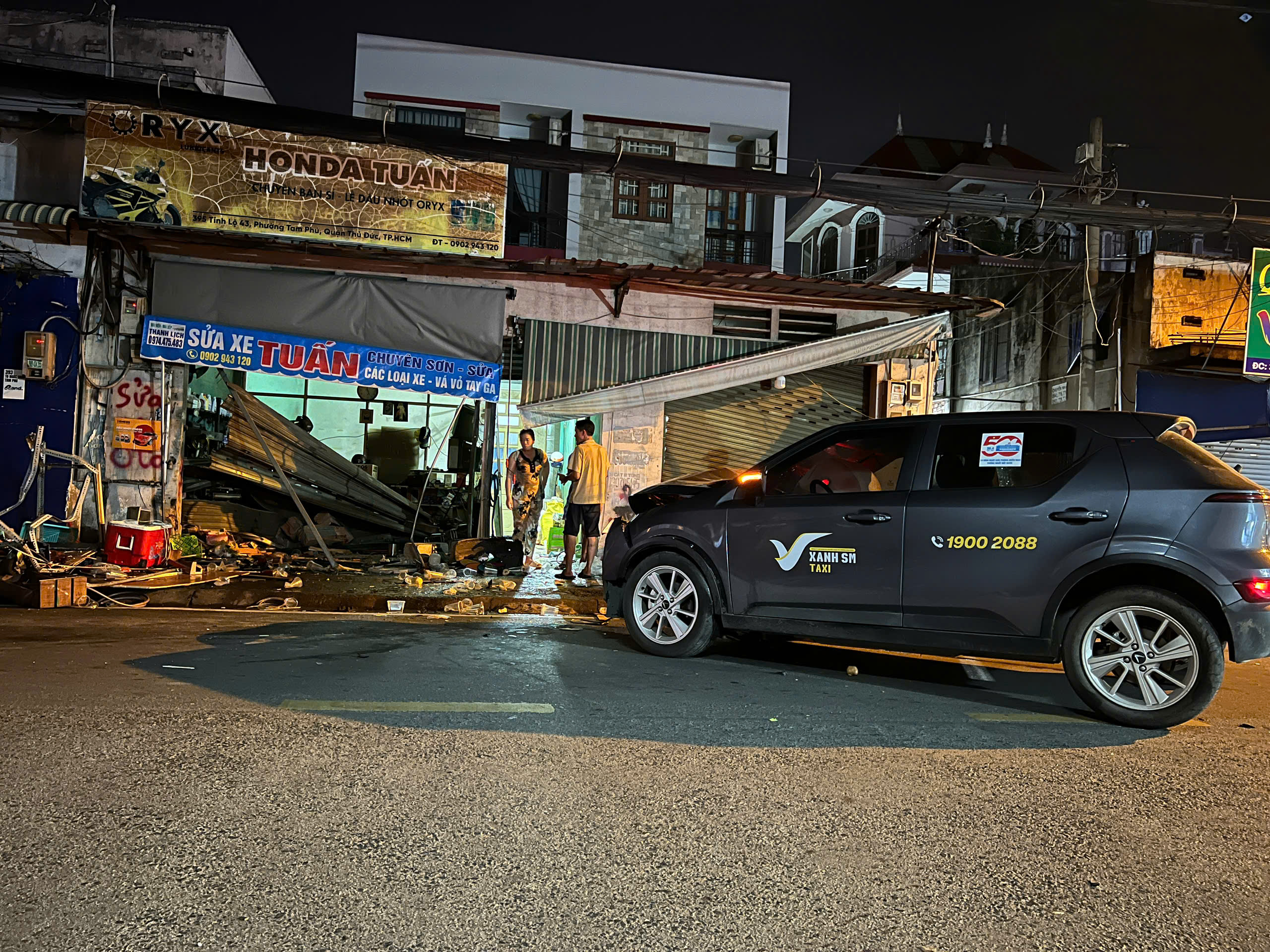 Taxi c&ocirc;ng nghệ lao l&ecirc;n vỉa h&egrave;, t&ocirc;ng v&agrave;o tiệm b&aacute;n sinh tố khiến 2 người bị thương- Ảnh 1.