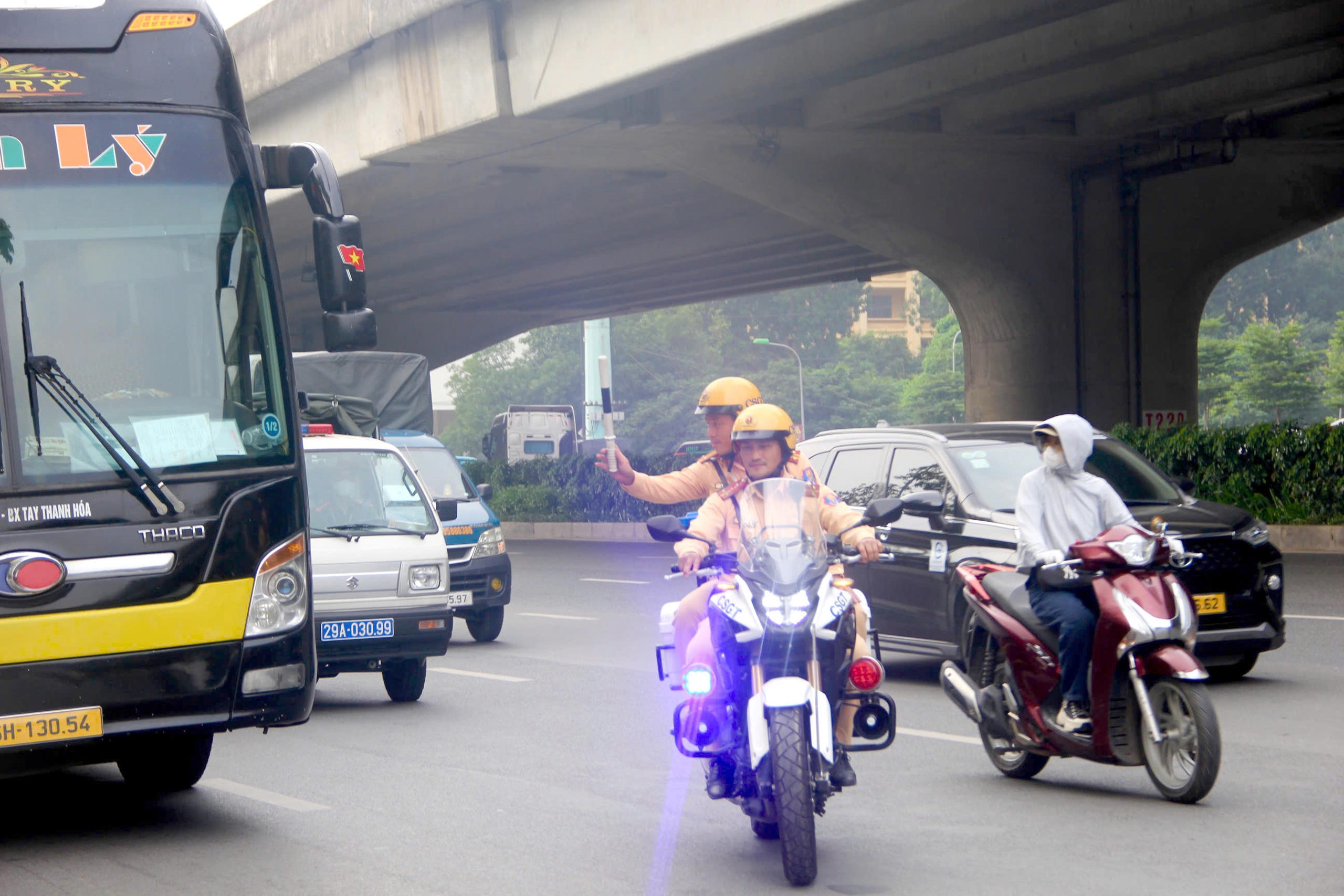 Cả trăm t&agrave;i xế xe kh&aacute;ch nghe điện thoại, kh&ocirc;ng thắt d&acirc;y an to&agrave;n "t&acirc;m phục" k&yacute; bi&ecirc;n bản- Ảnh 1.