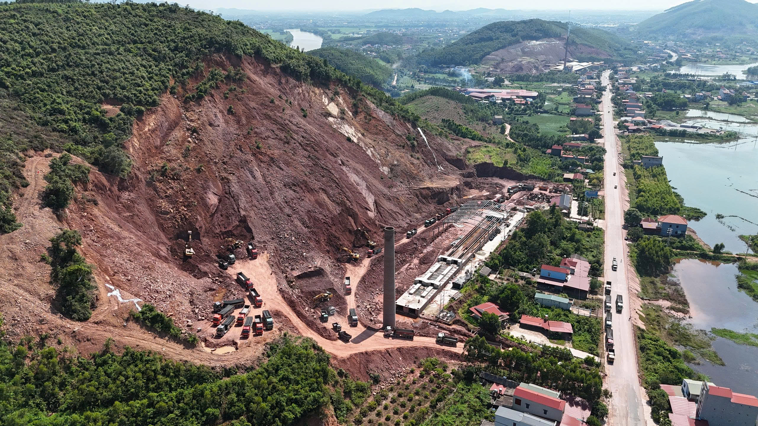 Bắc Ninh: Giải quyết triệt để nguy cơ sạt lở tại nhà máy gạch Bình Minh- Ảnh 1. Bắc Ninh: Giải quyết triệt để nguy cơ sạt lở tại nhà máy gạch Bình Minh- Ảnh 1.