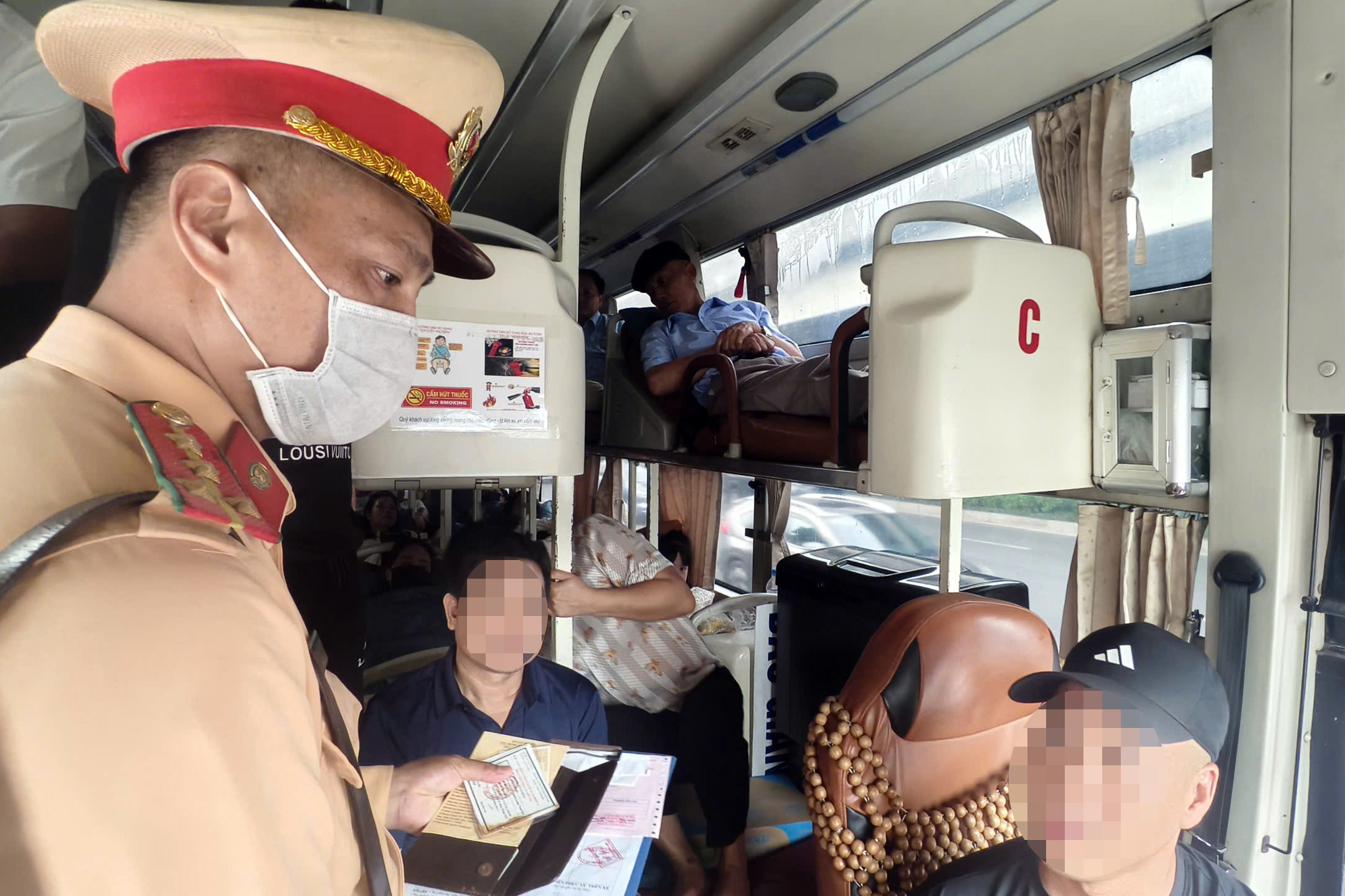 Cả trăm t&agrave;i xế xe kh&aacute;ch nghe điện thoại, kh&ocirc;ng thắt d&acirc;y an to&agrave;n "t&acirc;m phục" k&yacute; bi&ecirc;n bản- Ảnh 2.