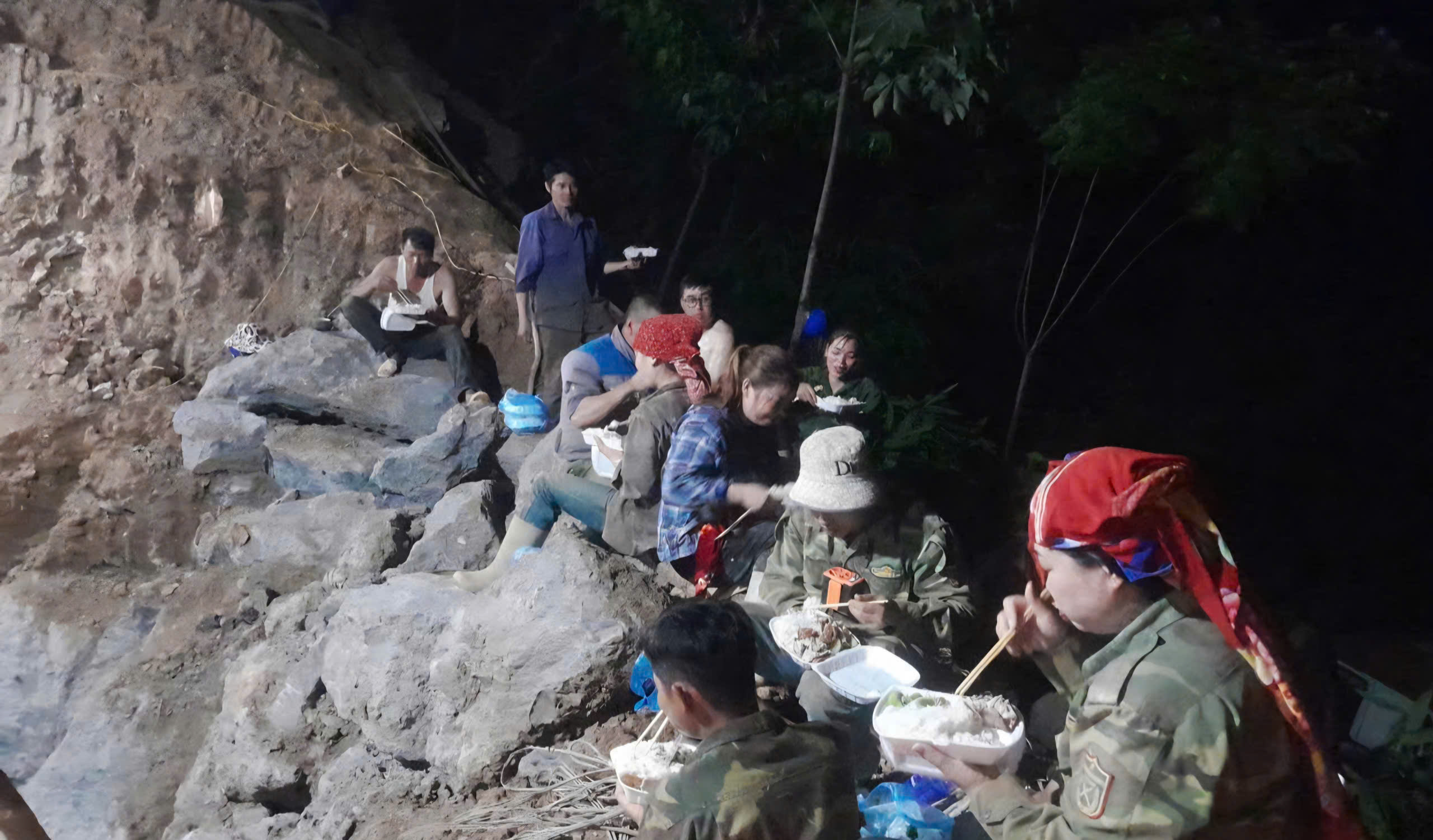 Ăn tr&ecirc;n n&uacute;i, ngủ lại c&ocirc;ng trường chạy đua tiến độ dự &aacute;n 500 kV L&agrave;o Cai - Vĩnh Y&ecirc;n- Ảnh 1.