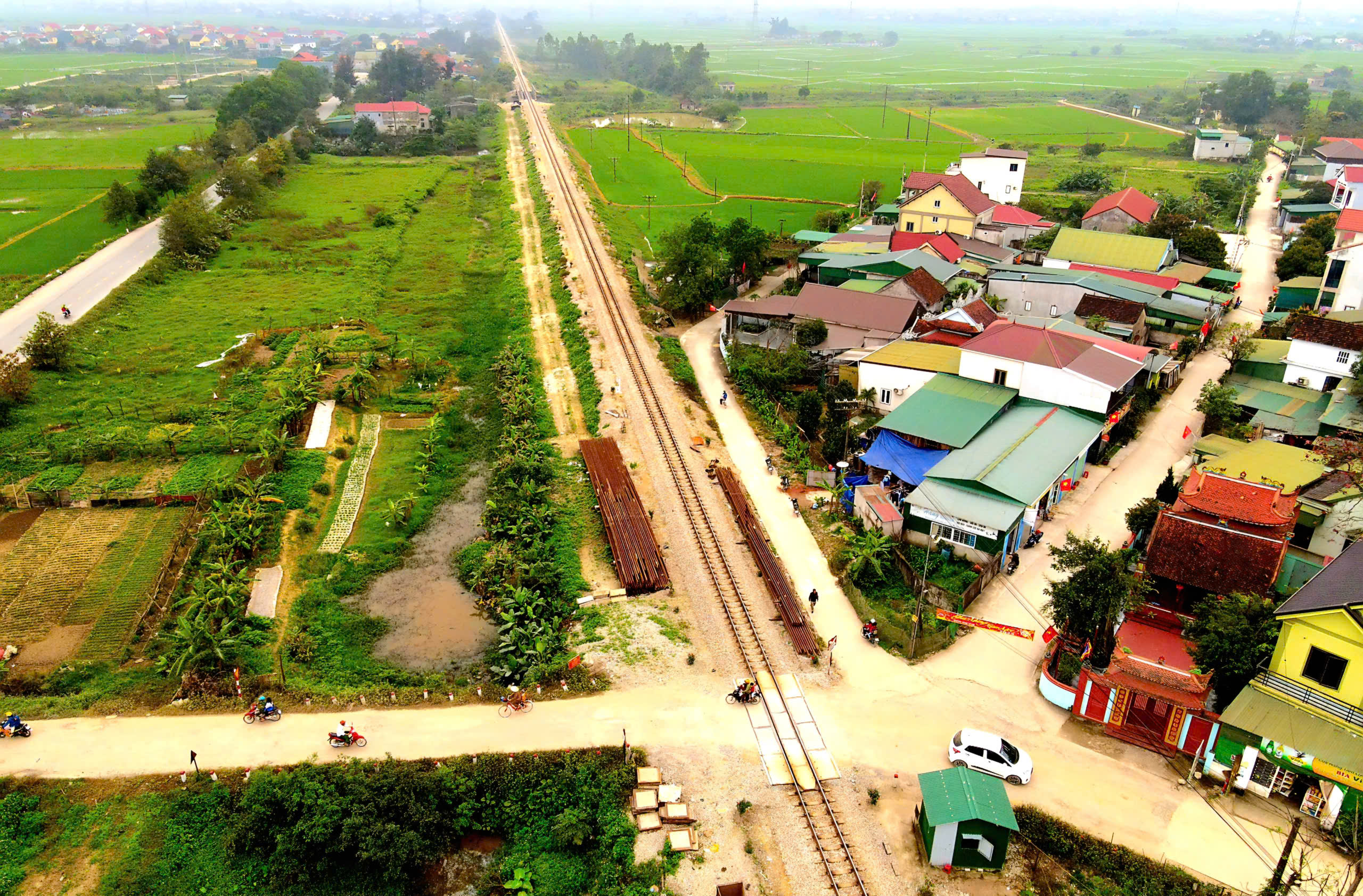 Cần đ&oacute;ng dứt điểm lối đi tự mở cắt ngang đường sắt ở Nghệ An- Ảnh 1.