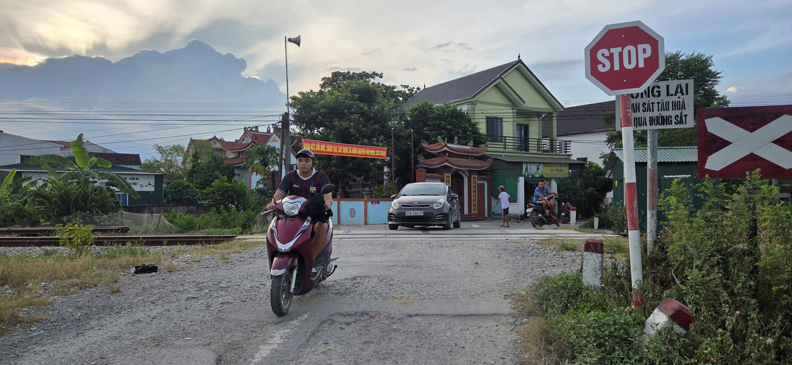 Cần đ&oacute;ng dứt điểm lối đi tự mở cắt ngang đường sắt ở Nghệ An- Ảnh 2.