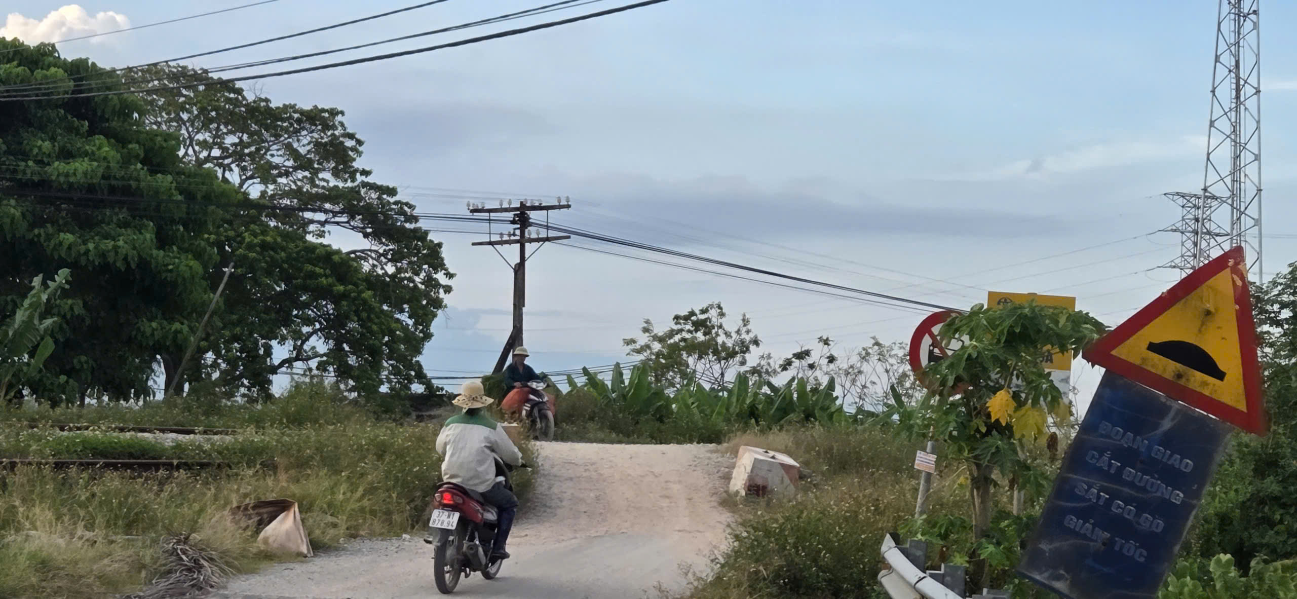 Cần đ&oacute;ng dứt điểm lối đi tự mở cắt ngang đường sắt ở Nghệ An- Ảnh 3.