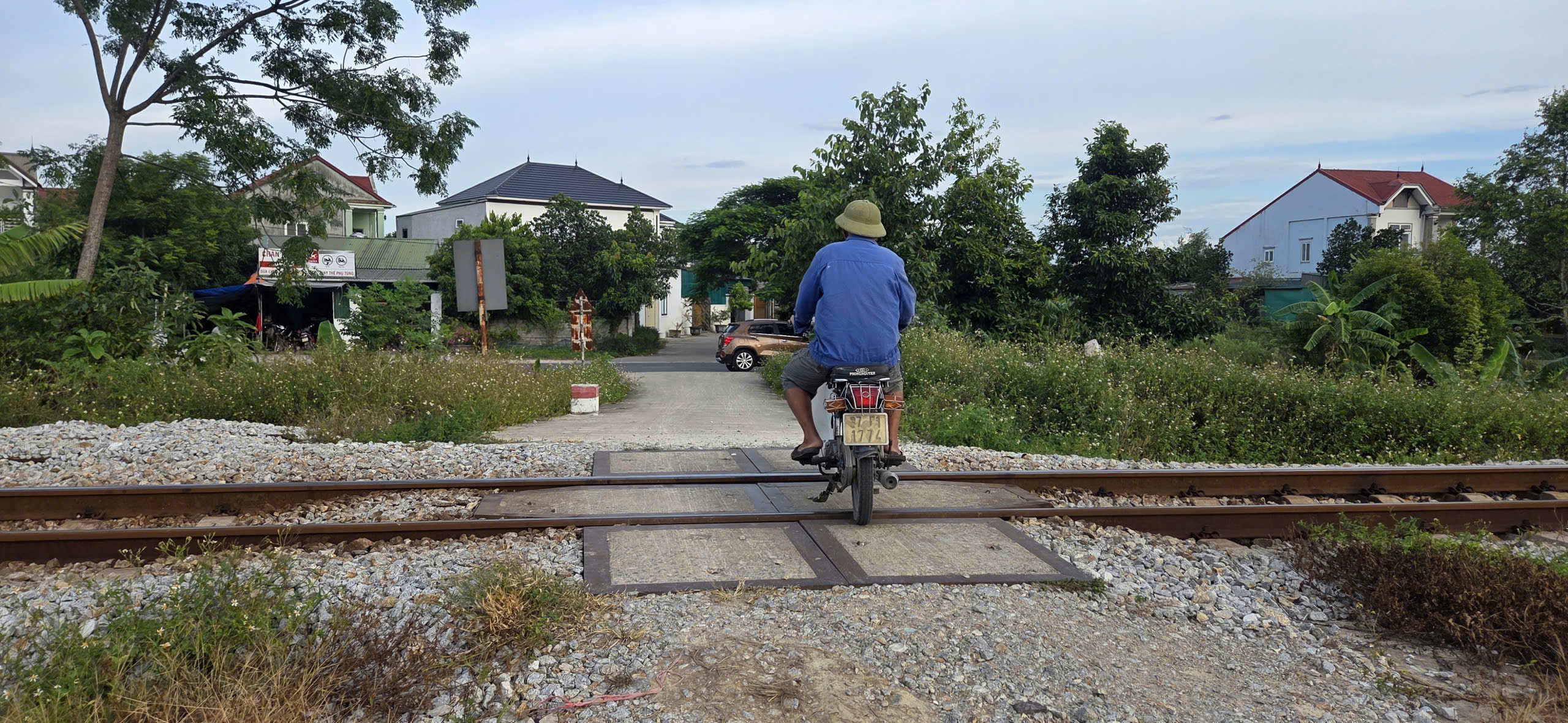 Cần đ&oacute;ng dứt điểm lối đi tự mở cắt ngang đường sắt ở Nghệ An- Ảnh 4.