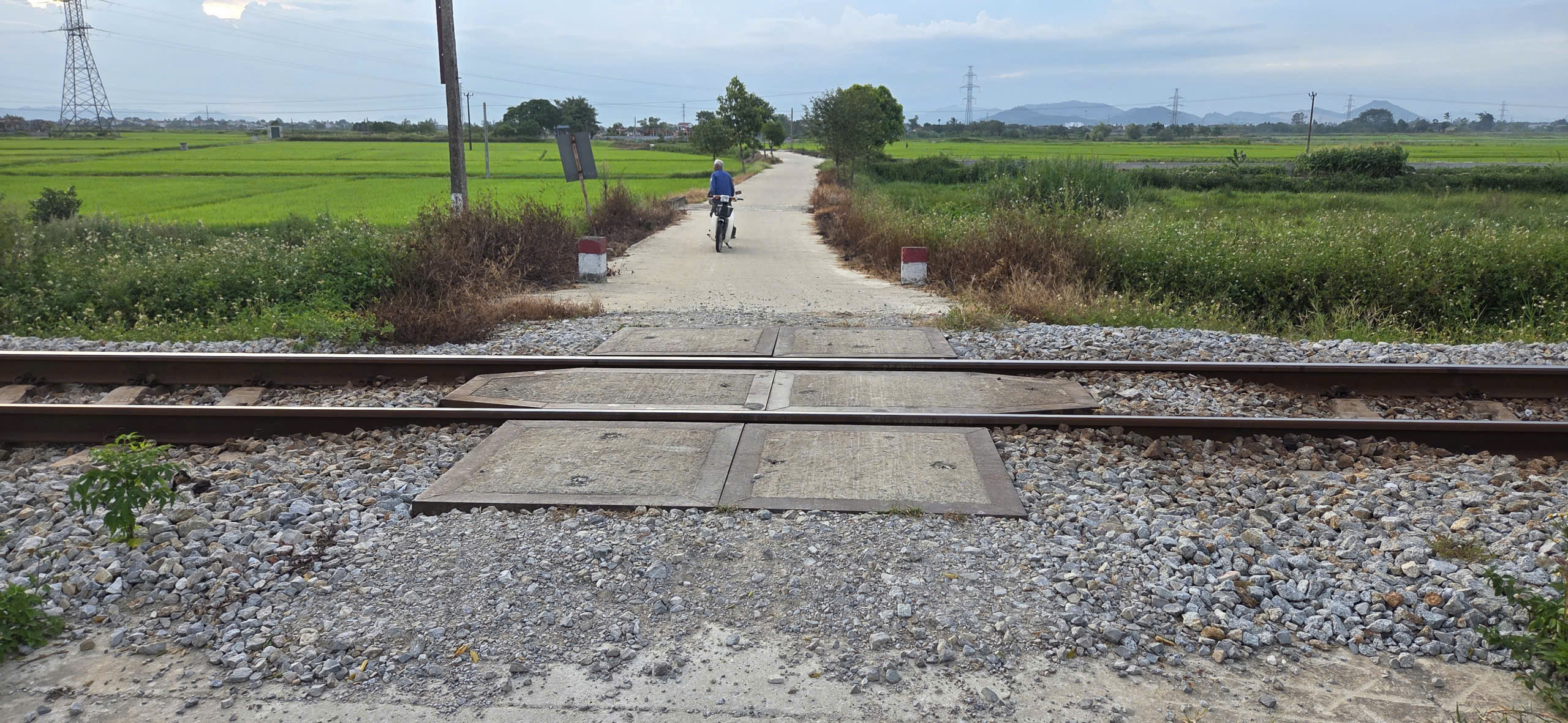 Cần đ&oacute;ng dứt điểm lối đi tự mở cắt ngang đường sắt ở Nghệ An- Ảnh 5.