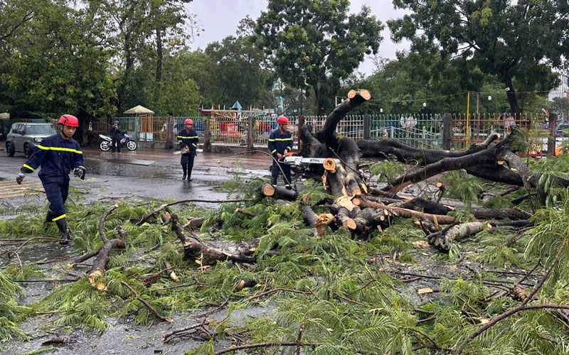 Lực lượng chức năng khẩn trương khắc phục hậu quả.