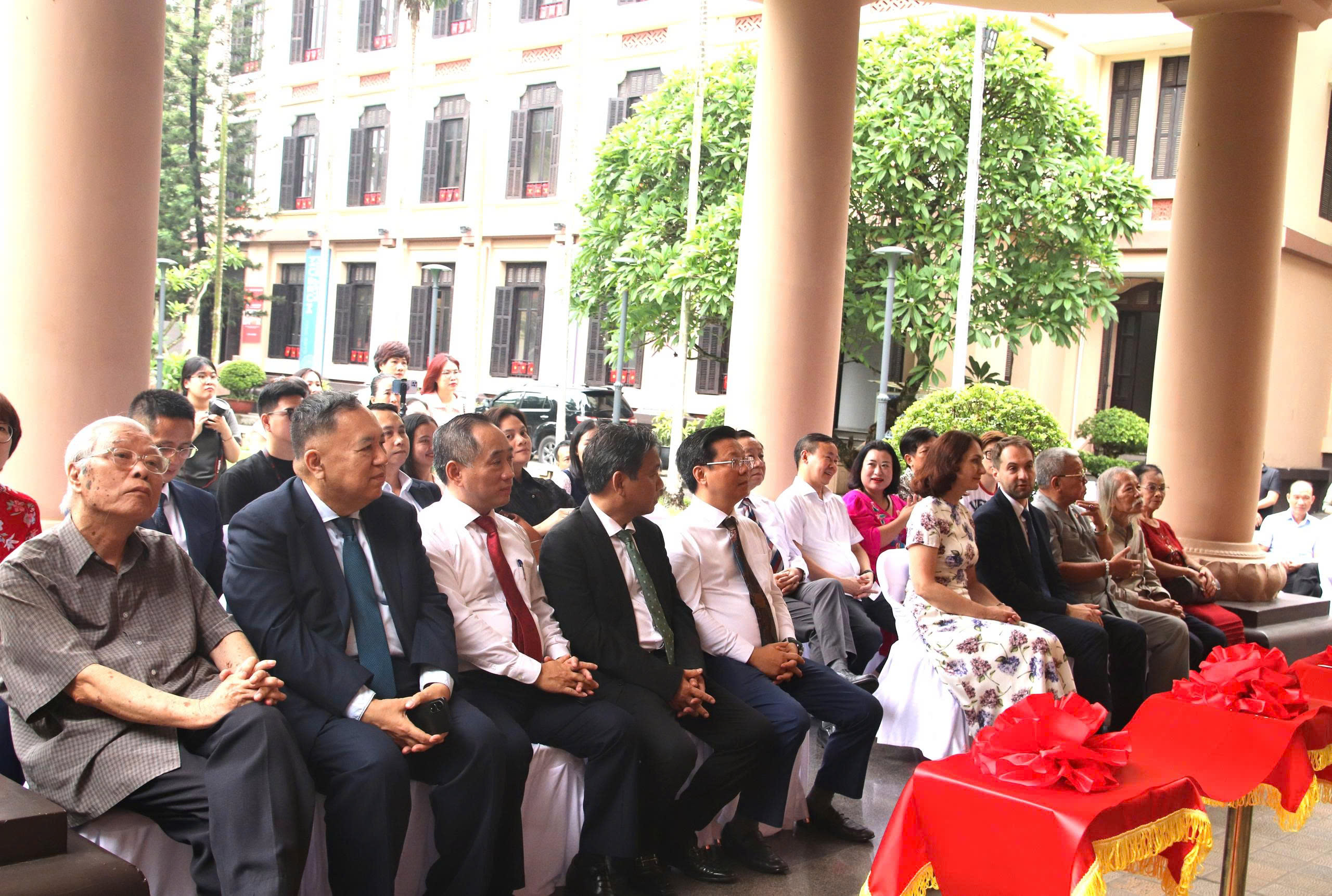 Triển l&atilde;m "Những người con của Tổ quốc", khắc họa 80 năm vinh quang d&acirc;n tộc- Ảnh 3.