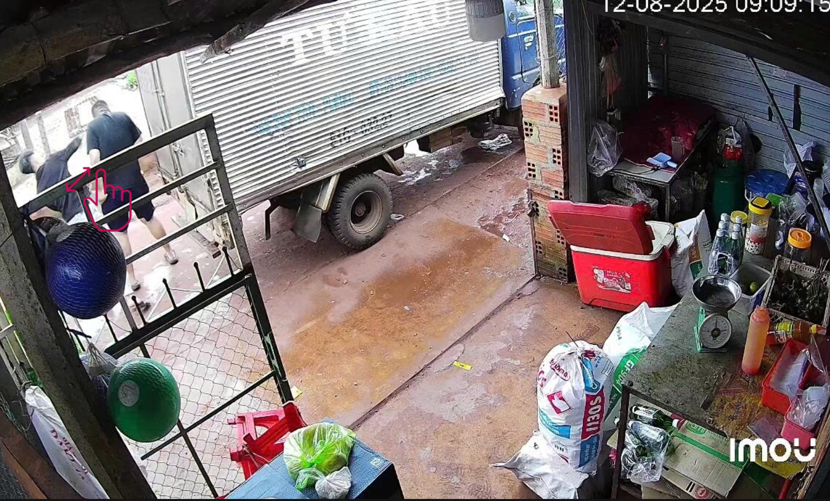 C&ocirc;ng an Gia Lai triệu tập hai đối tượng h&agrave;nh hung người giao đ&aacute; v&agrave; đe dọa "ch&ocirc;n sống"- Ảnh 1.