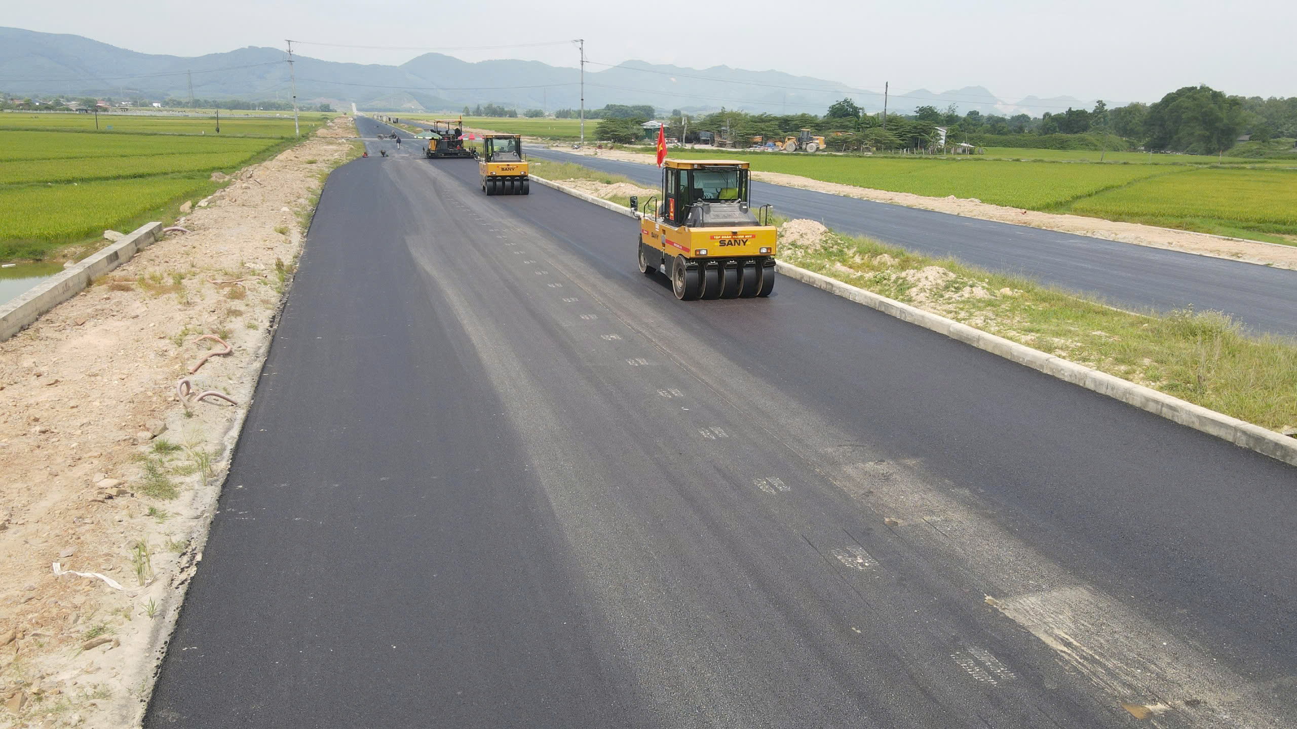 Vướng mặt bằng, m&aacute;y m&oacute;c phải nằm chờ ở c&aacute;c c&ocirc;ng tr&igrave;nh trọng điểm H&agrave; Tĩnh- Ảnh 1.