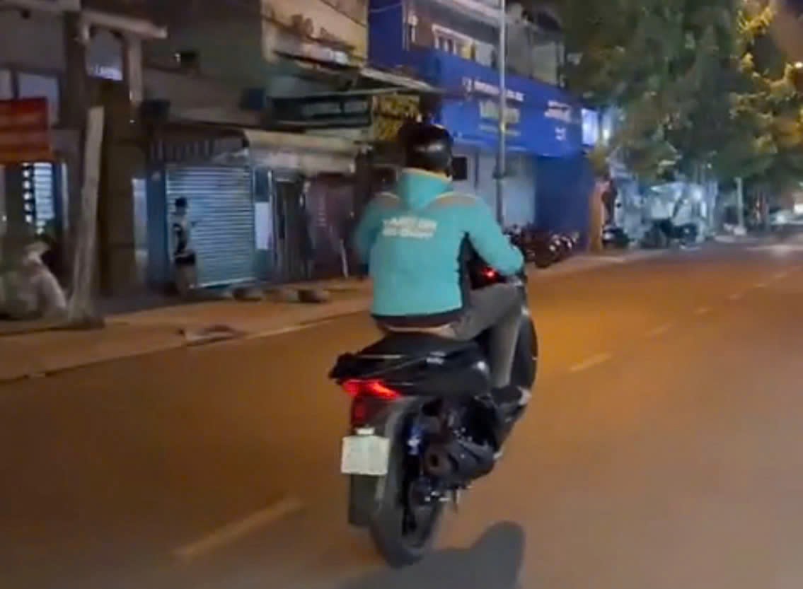 Thanh ni&ecirc;n bu&ocirc;ng tay, bốc đầu ở TP.HCM bị tịch thu xe m&aacute;y- Ảnh 3.