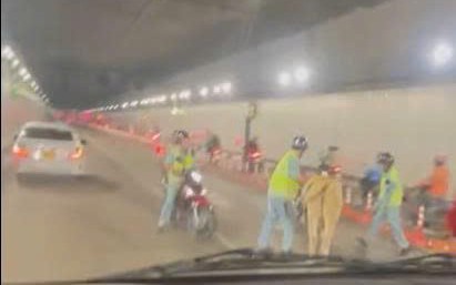 B&ograve; lạc chạy v&agrave;o hầm Thủ Thi&ecirc;m, giao th&ocirc;ng &ugrave;n ứ 30 ph&uacute;t