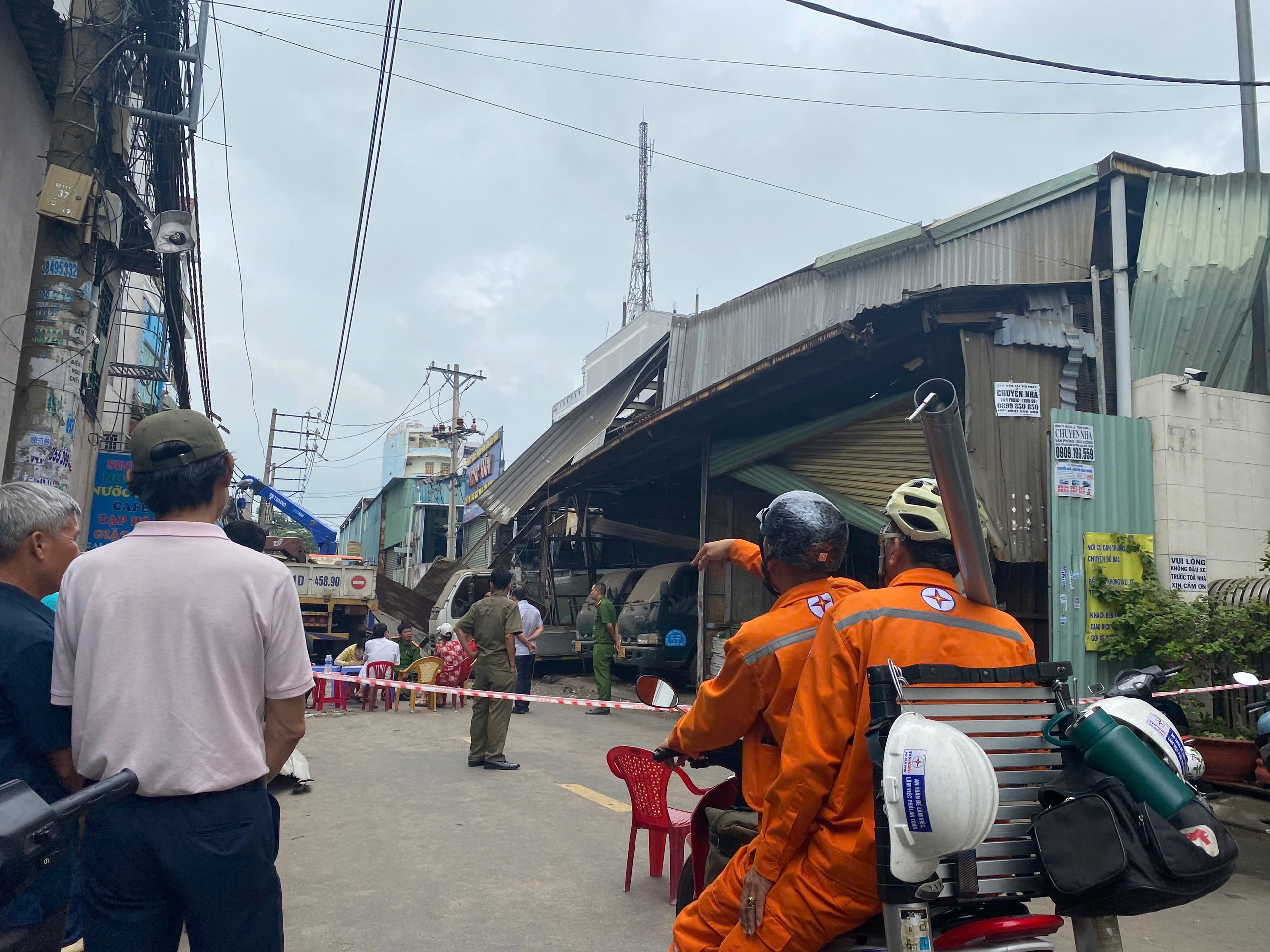 Nổ lớn tại c&ocirc;ng ty &eacute;p k&iacute;nh l&agrave;m nứt vỡ, sập đổ nhiều bức tường nh&agrave; xung quanh- Ảnh 1.