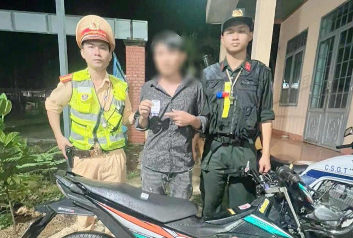 Đang bị truy t&igrave;m do vận chuyển h&agrave;ng cấm, nam thanh ni&ecirc;n sa lưới tr&ecirc;n QL13 v&igrave; d&iacute;nh ma t&uacute;y- Ảnh 1.