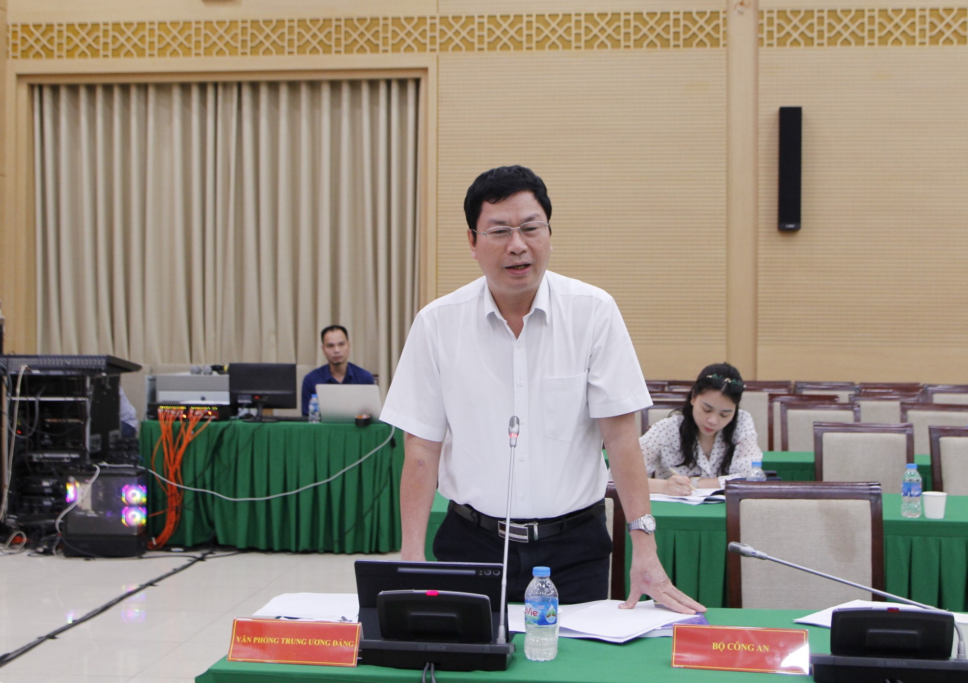 Đại diện Văn ph&ograve;ng Trung ương Đảng ph&aacute;t biểu tại Hội thảo.