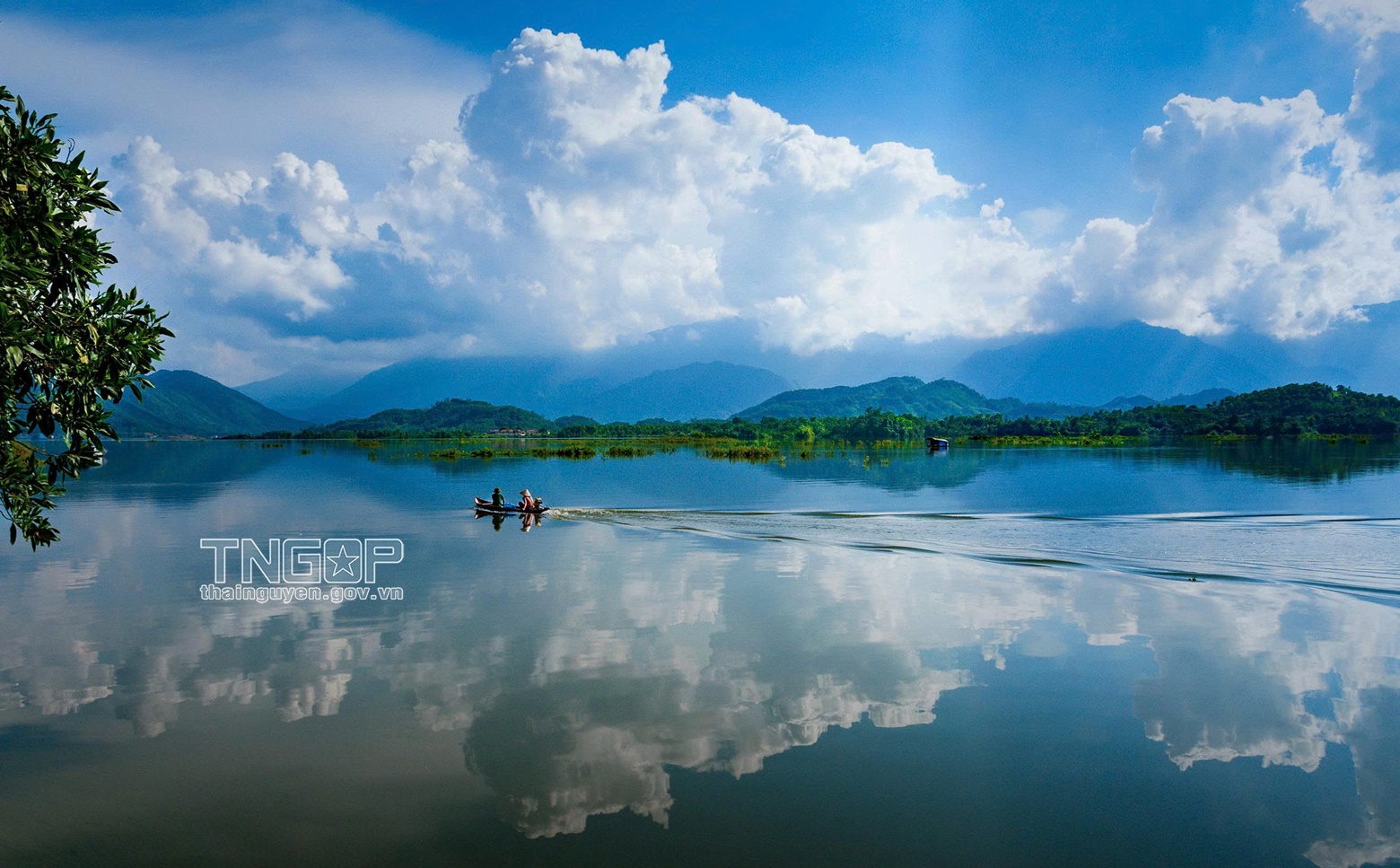 Khi hai mặt nước soi chung bầu trời- Ảnh 2.