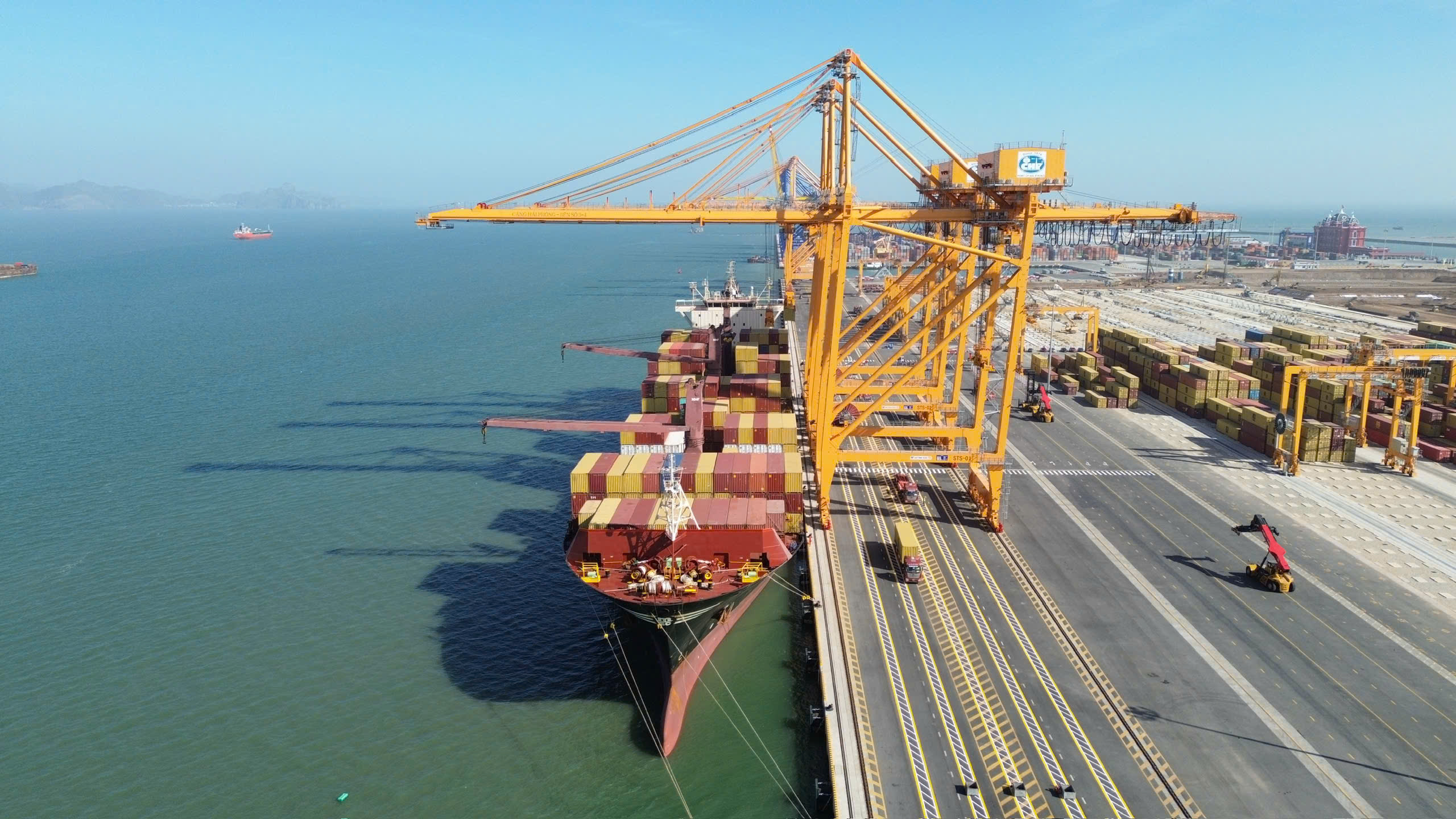 Chấp thuận chủ trương cho bến 3,4 Lạch Huyện đ&oacute;n t&agrave;u tới 165.000 DWT giảm tải- Ảnh 1.