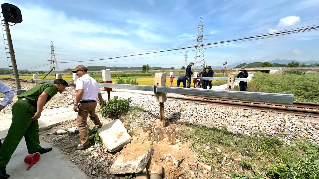 Quảng Ng&atilde;i: Đ&oacute;ng lối đi qua đường sắt từng xảy ra nhiều vụ tai nạn chết người- Ảnh 2.