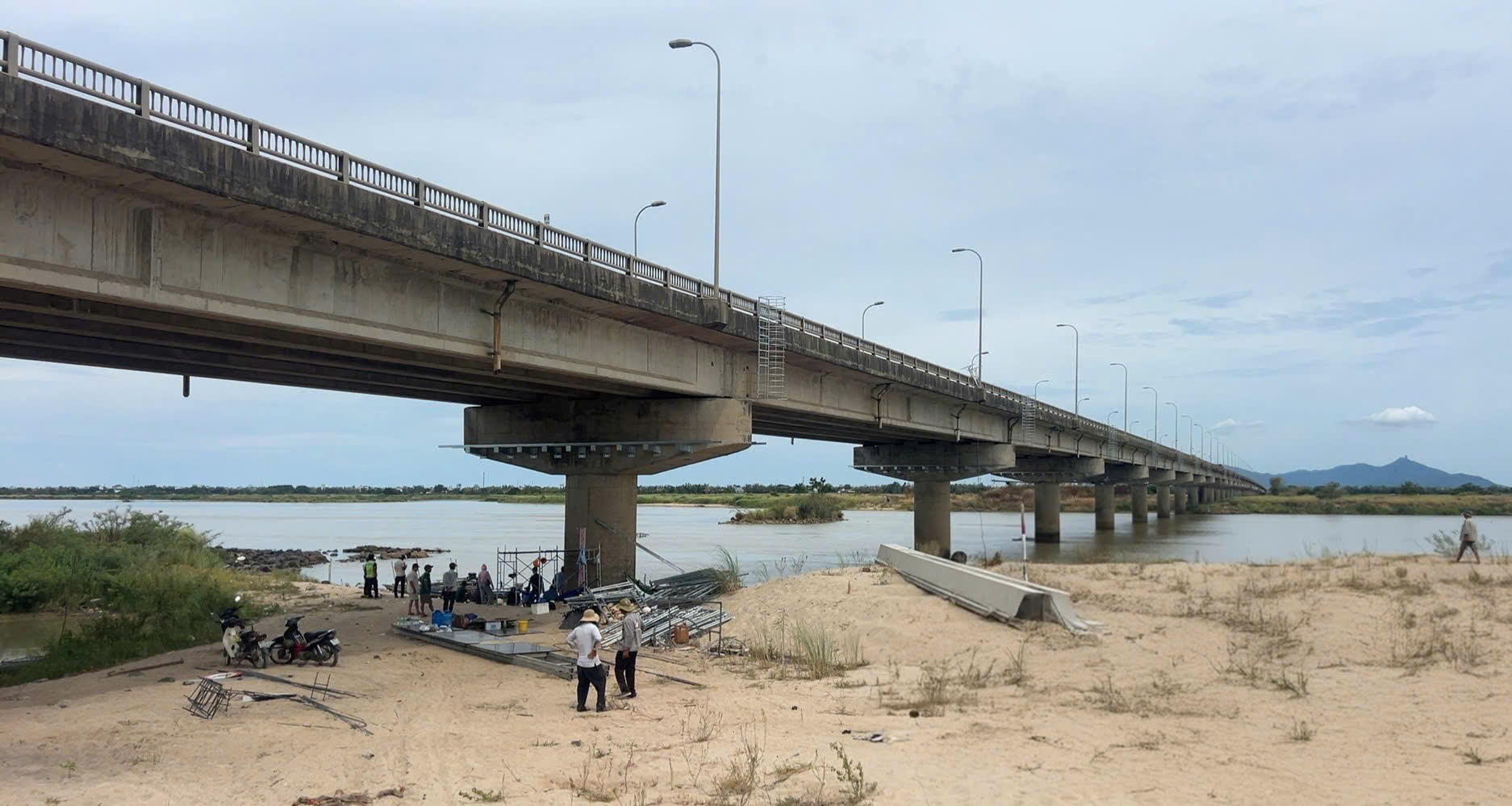 Một công nhân sửa chữa cầu Đà Rằng bơi vào bờ bị nước cuốn mất tích- Ảnh 1. Một công nhân sửa chữa cầu Đà Rằng bơi vào bờ bị nước cuốn mất tích- Ảnh 1.