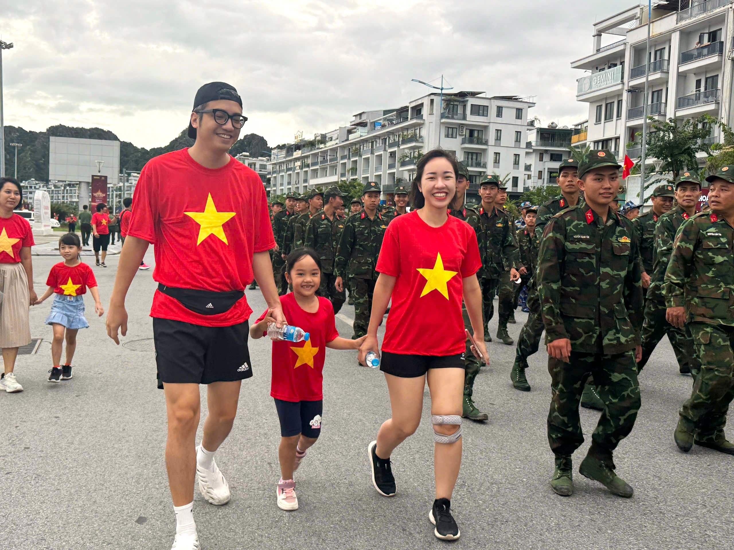 Quảng Ninh: Gần 30.000 người tham gia hoạt động "C&ugrave;ng Việt Nam tiến bước"- Ảnh 8.