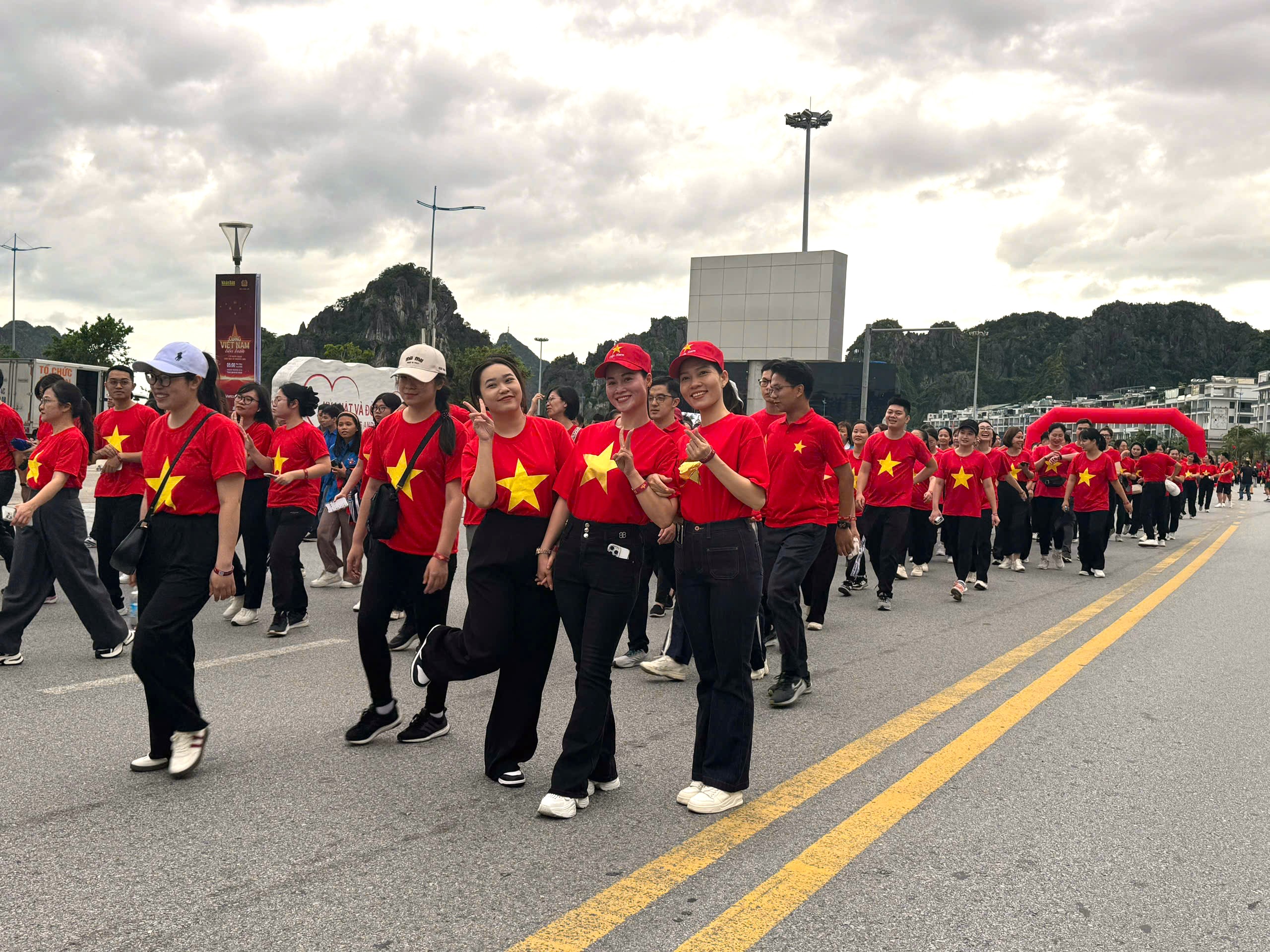 Quảng Ninh: Gần 30.000 người tham gia hoạt động "C&ugrave;ng Việt Nam tiến bước"- Ảnh 7.