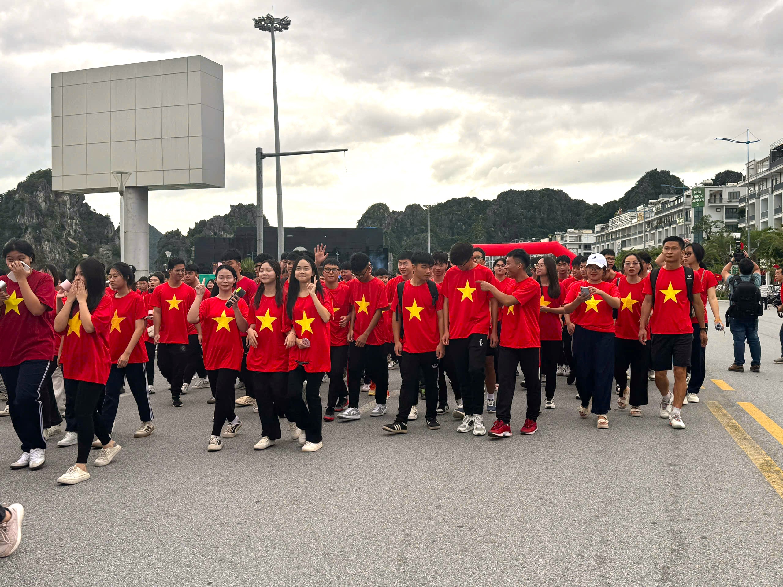 Quảng Ninh: Gần 30.000 người tham gia hoạt động "C&ugrave;ng Việt Nam tiến bước"- Ảnh 5.