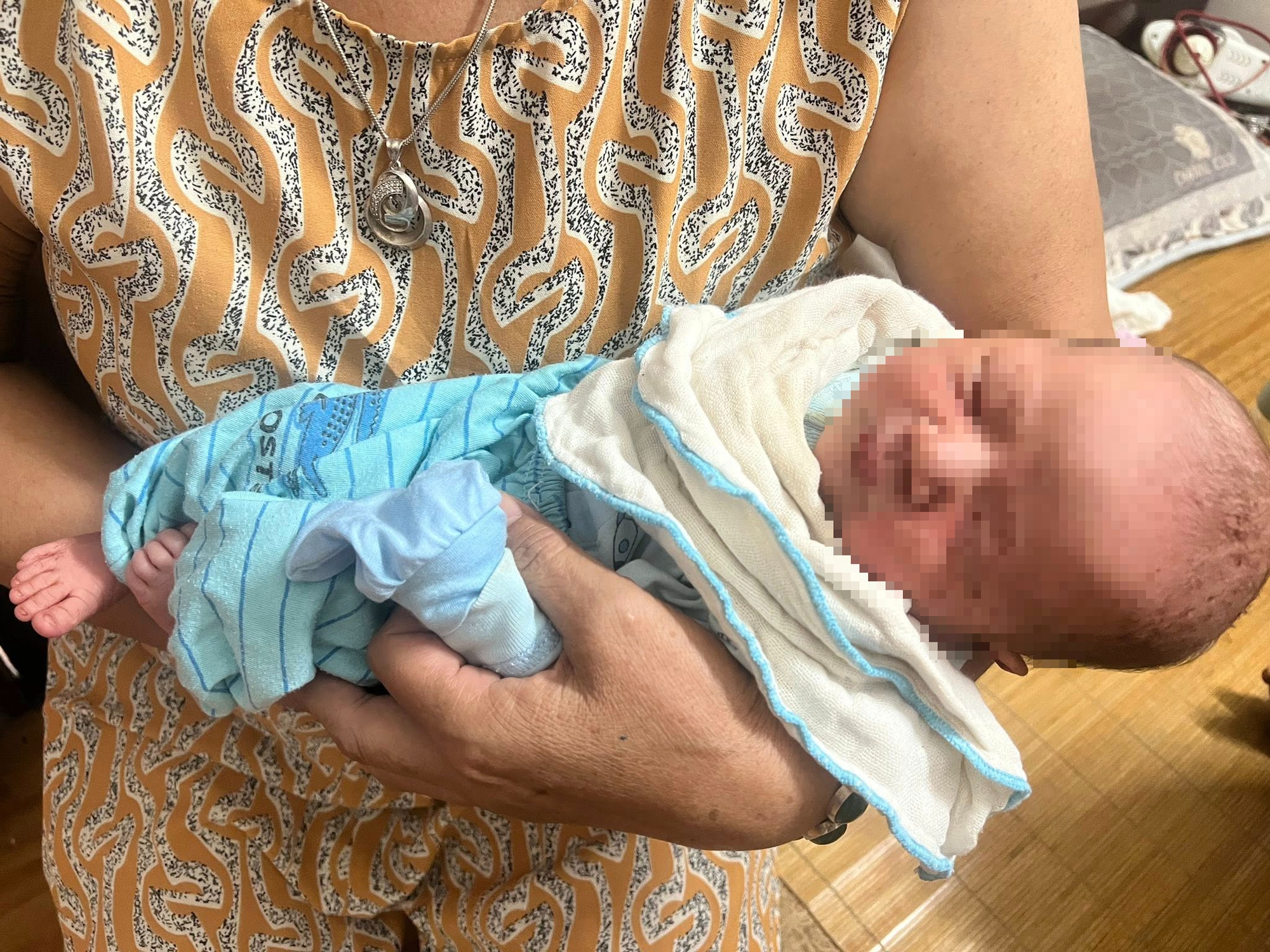 Một ng&agrave;y ph&aacute;t hiện 2 trẻ sơ sinh bị bỏ rơi ở Hưng Y&ecirc;n- Ảnh 1.