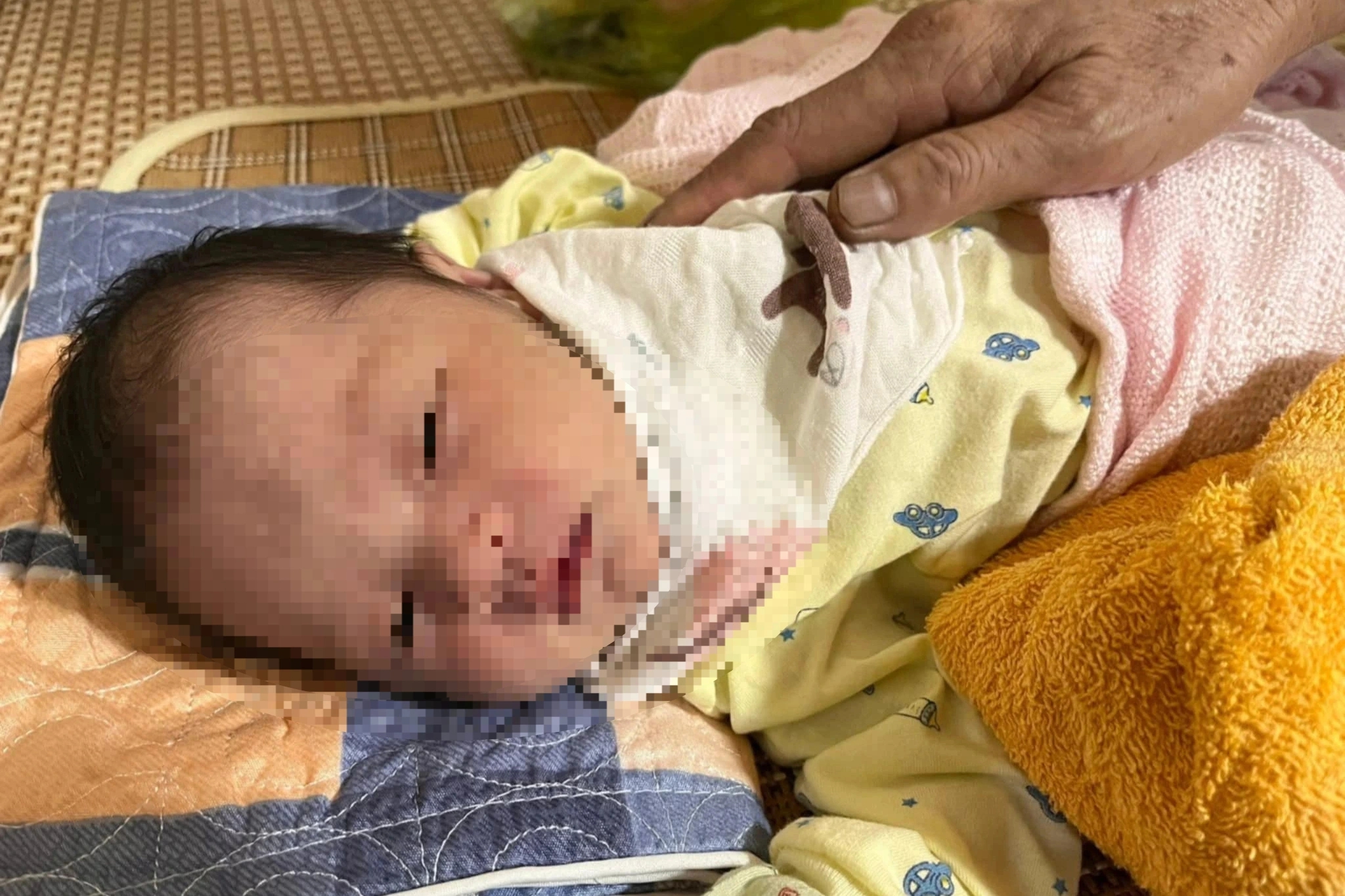 Một ng&agrave;y ph&aacute;t hiện 2 trẻ sơ sinh bị bỏ rơi ở Hưng Y&ecirc;n- Ảnh 2.