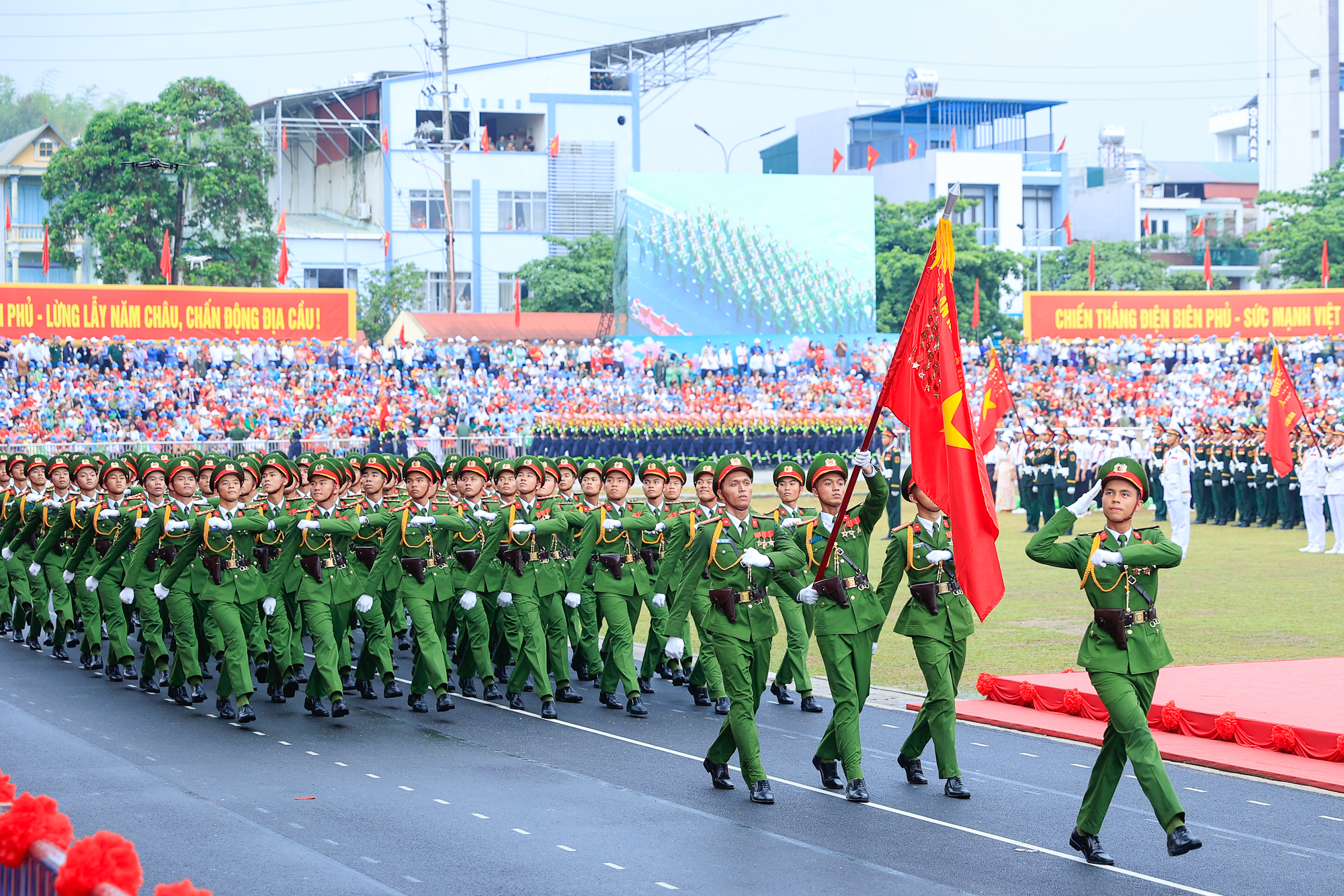 Tổng B&iacute; thư: C&ocirc;ng an nh&acirc;n d&acirc;n "thức cho d&acirc;n ngủ ngon, lấy hạnh ph&uacute;c của d&acirc;n l&agrave;m lẽ sống"- Ảnh 2.