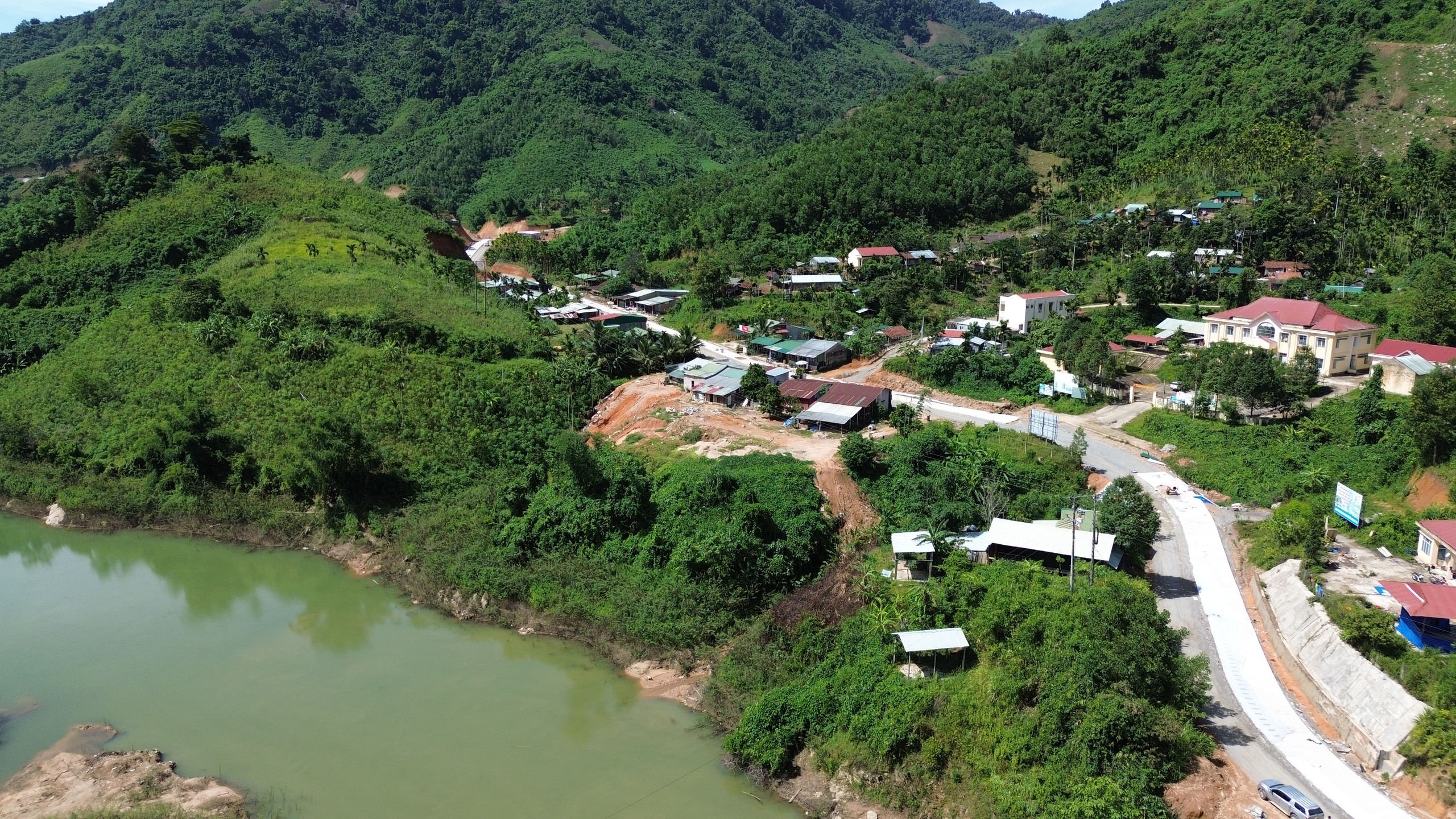 Người d&acirc;n T&acirc;y Bắc Quảng Ng&atilde;i vượt trăm c&acirc;y số đường hiểm trở về trung t&acirc;m tỉnh- Ảnh 1.
