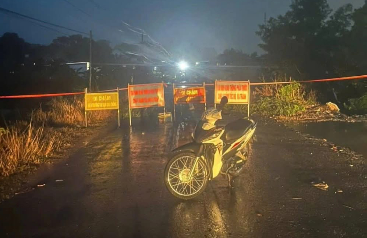 Phong tỏa, khắc phục sự cố sập mố cầu tr&ecirc;n đường d&acirc;n sinh ở Đồng Nai- Ảnh 2.
