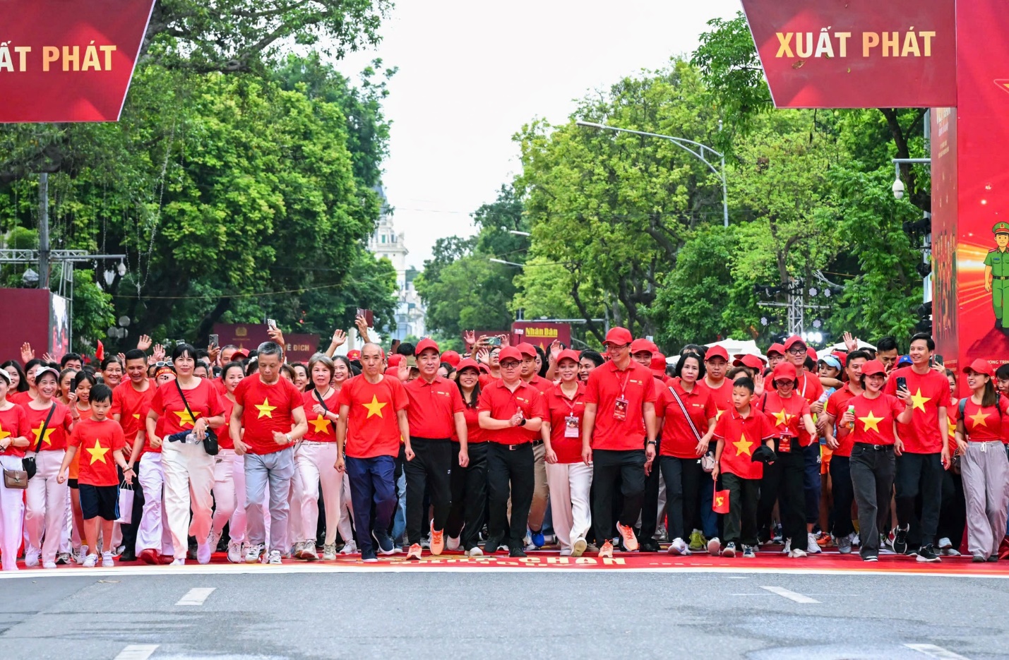 H&agrave; Nội: H&agrave;ng ngh&igrave;n người d&acirc;n tham gia chương tr&igrave;nh &ldquo;C&ugrave;ng Việt Nam tiến bước&rdquo;- Ảnh 1.