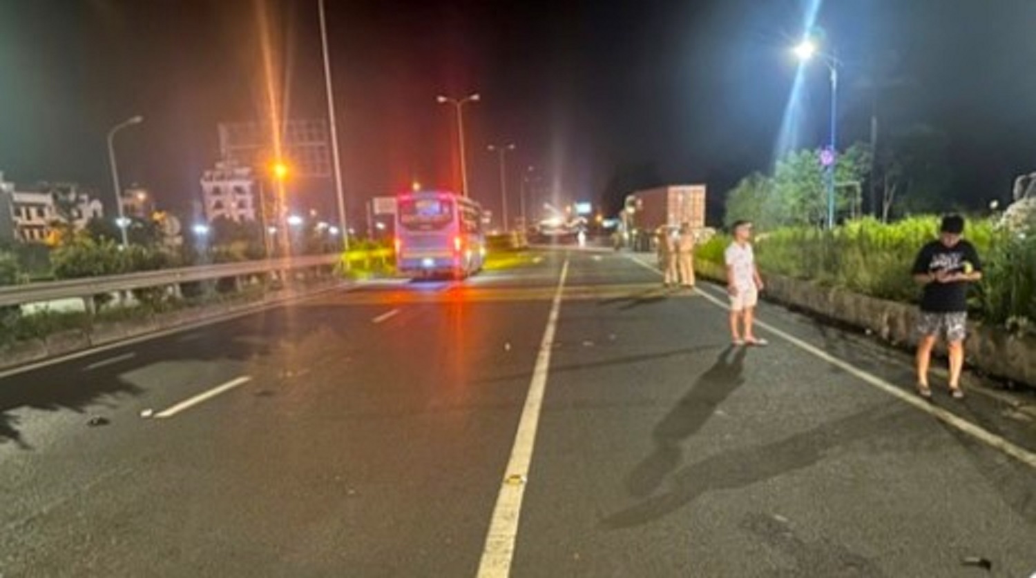 Va chạm với ô tô khách trên QL5, hai người đi bộ thương vong- Ảnh 1. Va chạm với ô tô khách trên QL5, hai người đi bộ thương vong- Ảnh 1.