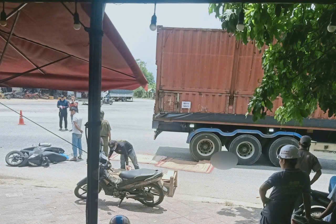 Người đi xe m&aacute;y tử vong sau va chạm với xe đầu k&eacute;o tr&ecirc;n QL1 qua Quảng Ng&atilde;i- Ảnh 1.