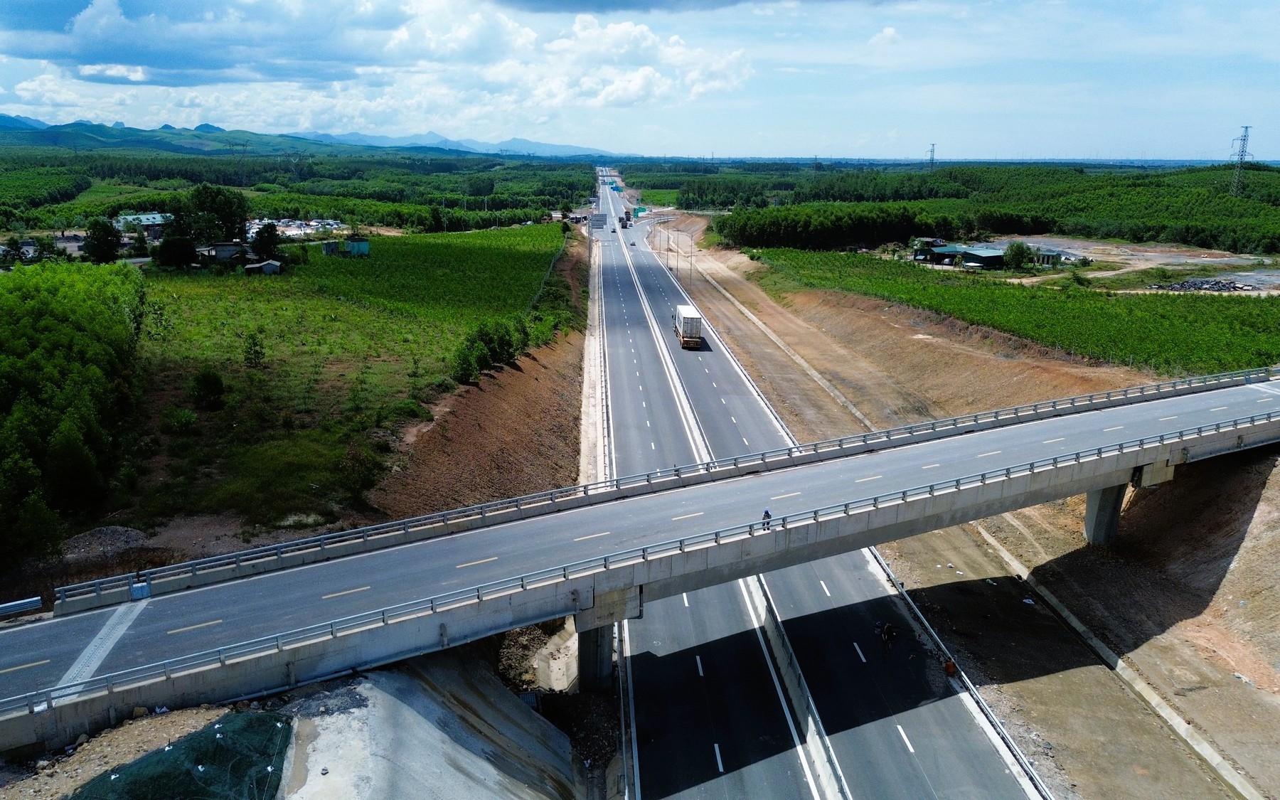 To&agrave;n cảnh cao tốc Vạn Ninh - Cam Lộ trước ng&agrave;y th&ocirc;ng xe