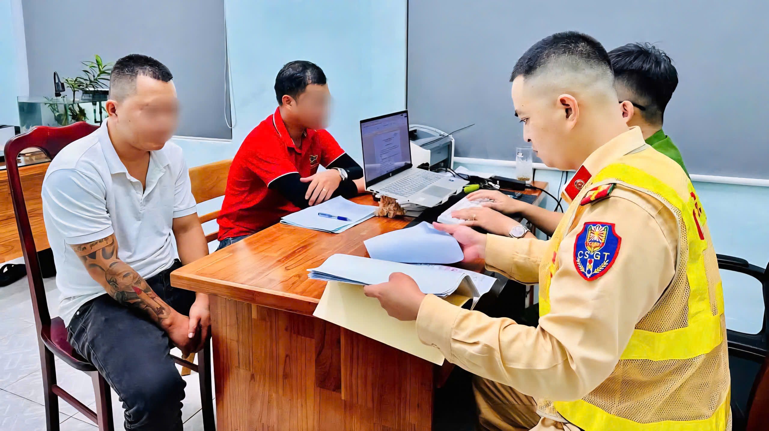 Công an thụ lý vụ phụ xe ngồi giữa QL1A Đà Nẵng chặn đường xe khách- Ảnh 1. Công an thụ lý vụ phụ xe ngồi giữa QL1A Đà Nẵng chặn đường xe khách- Ảnh 1.