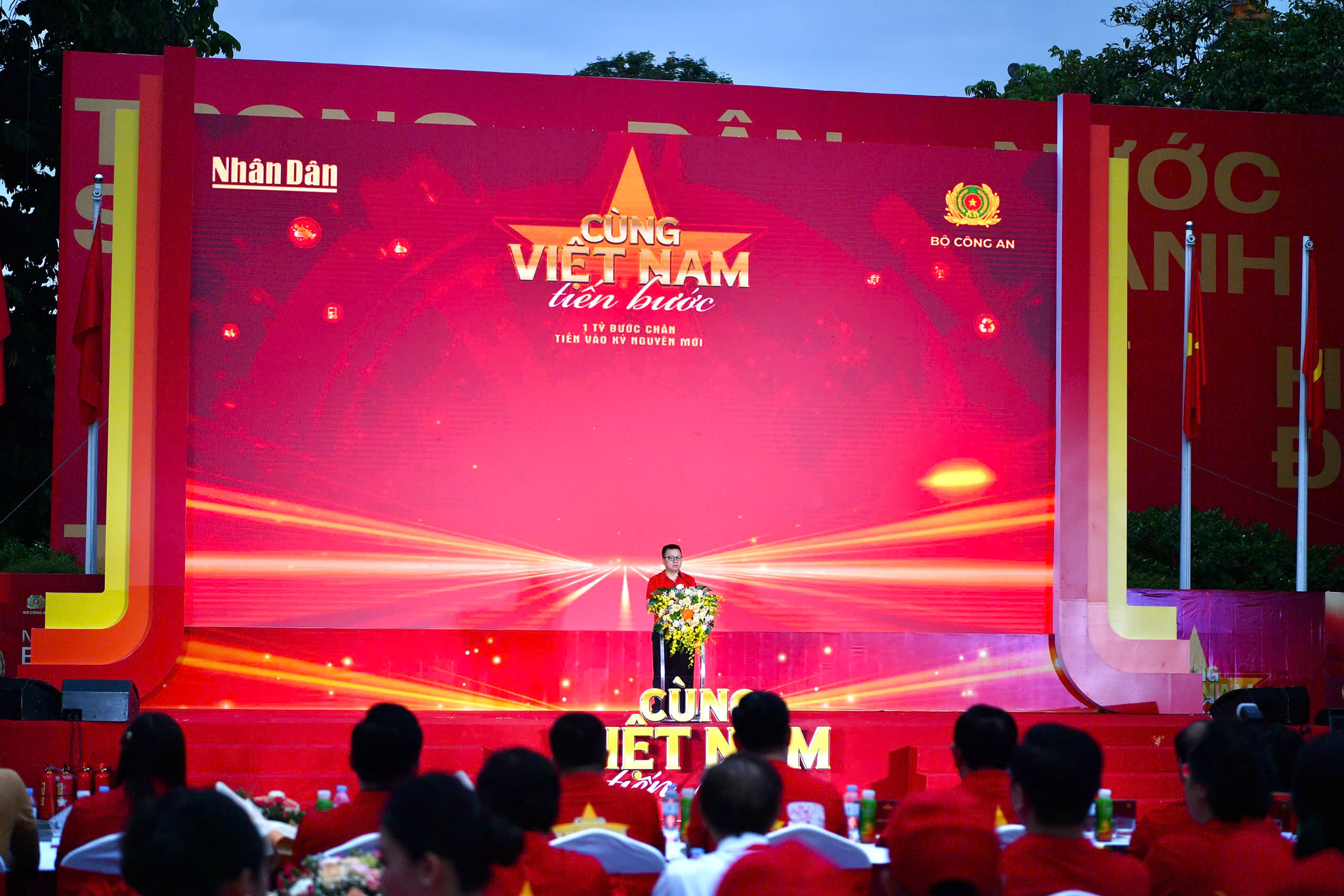 Hơn 20.000 người Vietcombank hòa nhịp “Cùng Việt Nam tiến bước”- Ảnh 1. Hơn 20.000 người Vietcombank hòa nhịp “Cùng Việt Nam tiến bước”- Ảnh 1.
